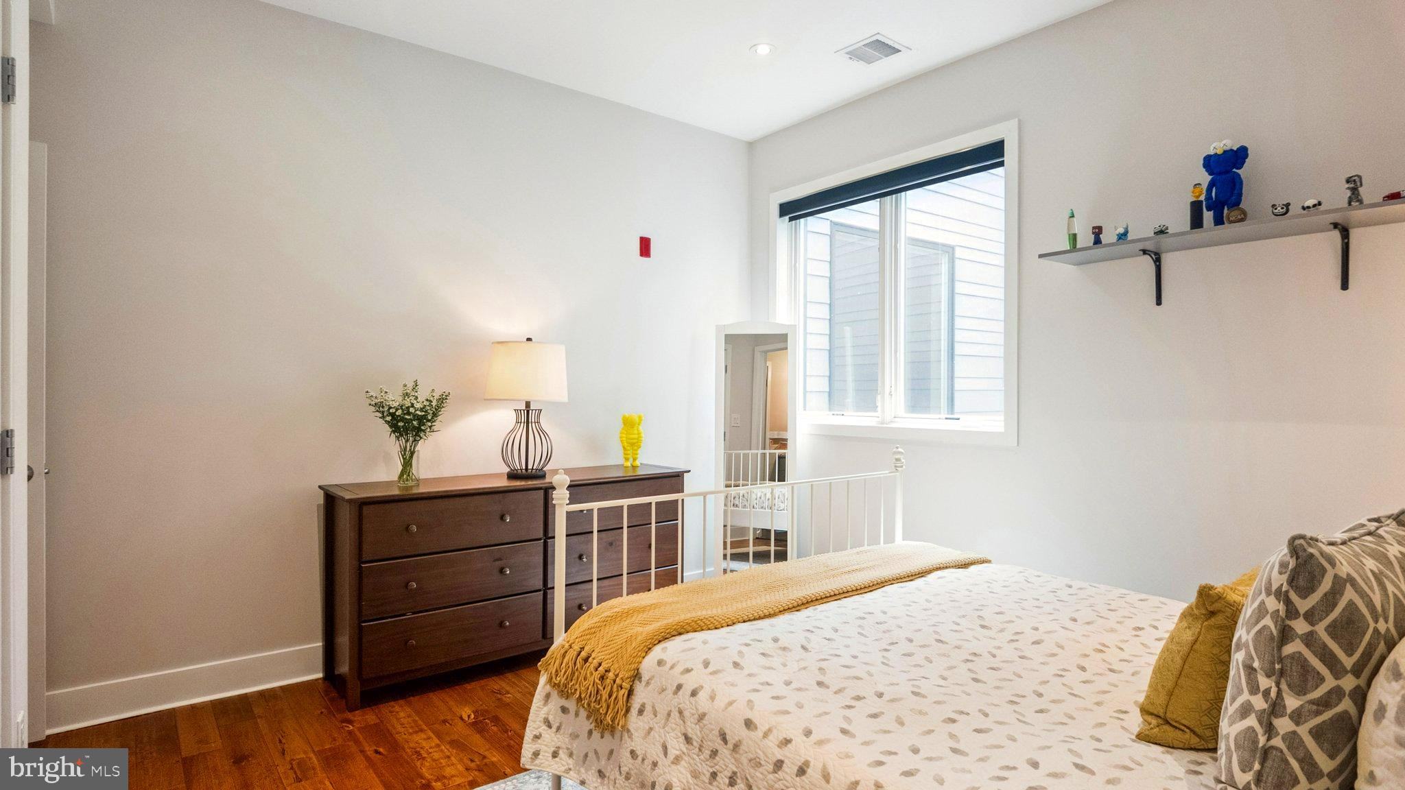 QUEEN VILLAGE - Residential