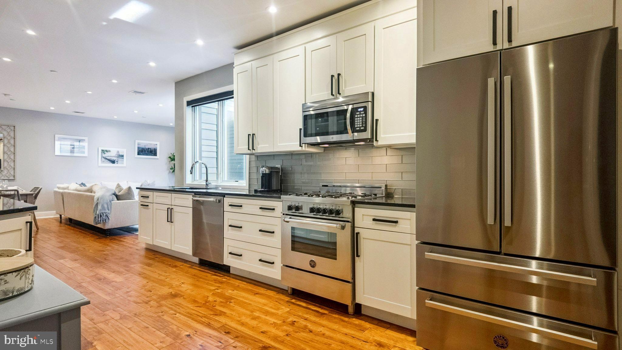 QUEEN VILLAGE - Residential
