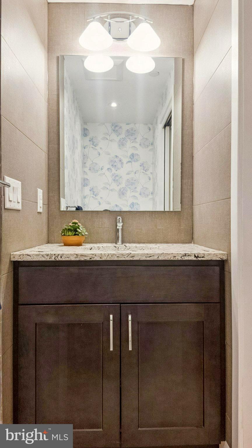 QUEEN VILLAGE - Residential