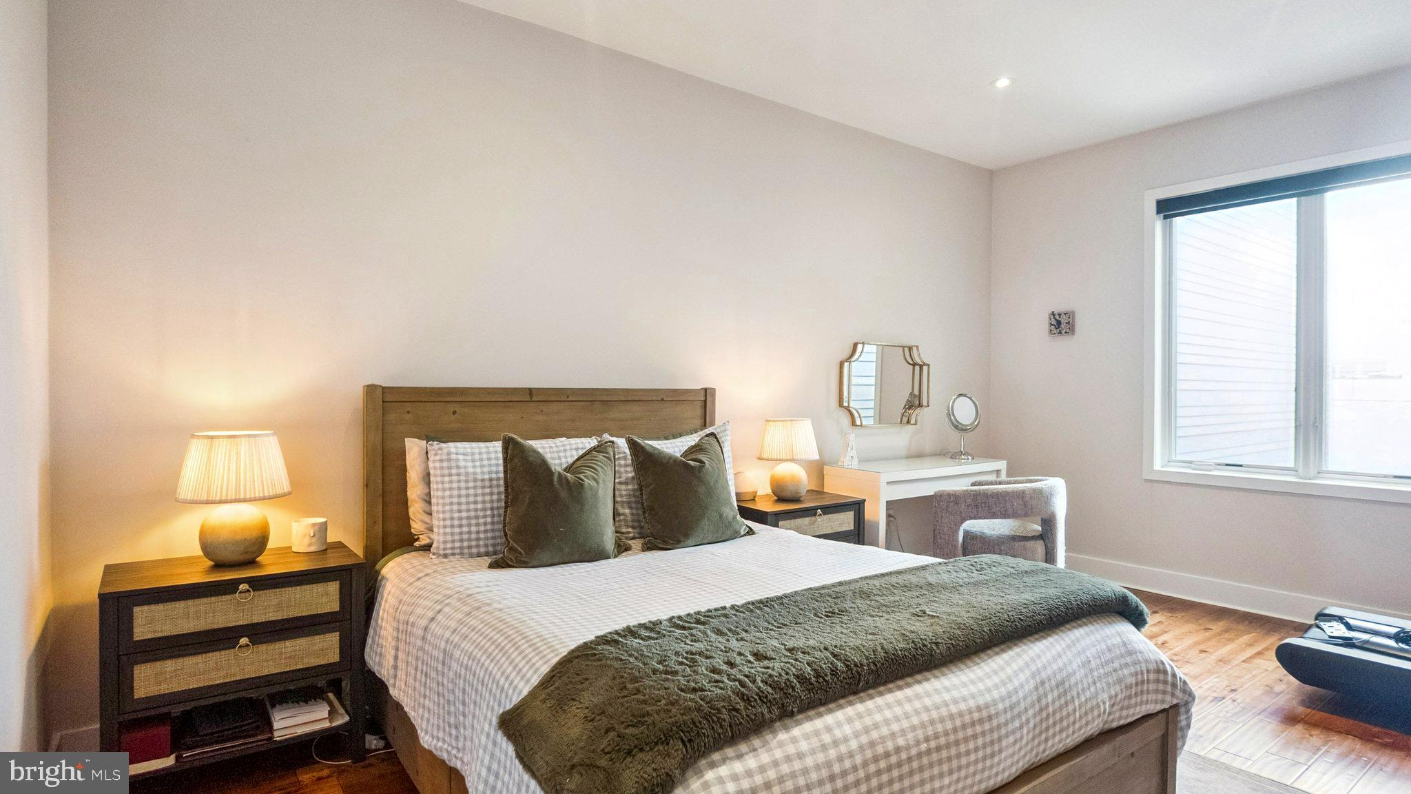 QUEEN VILLAGE - Residential