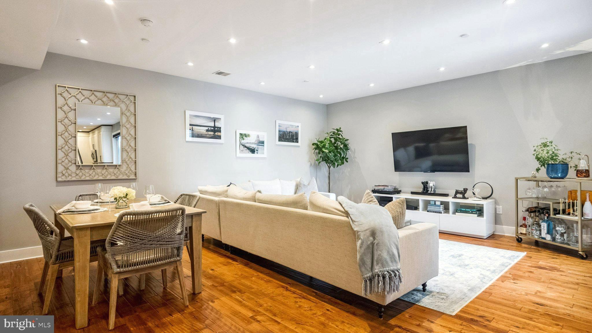 QUEEN VILLAGE - Residential