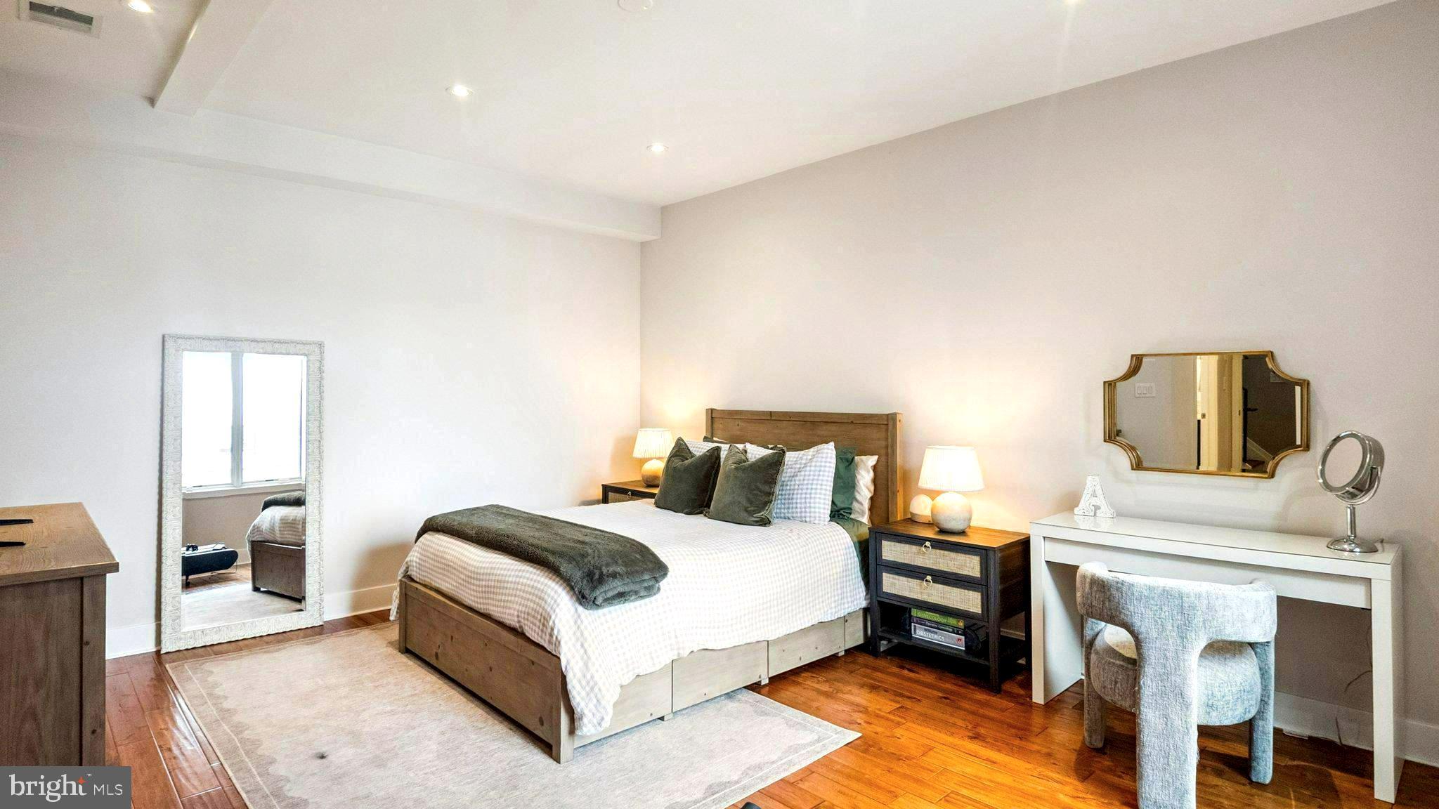 QUEEN VILLAGE - Residential