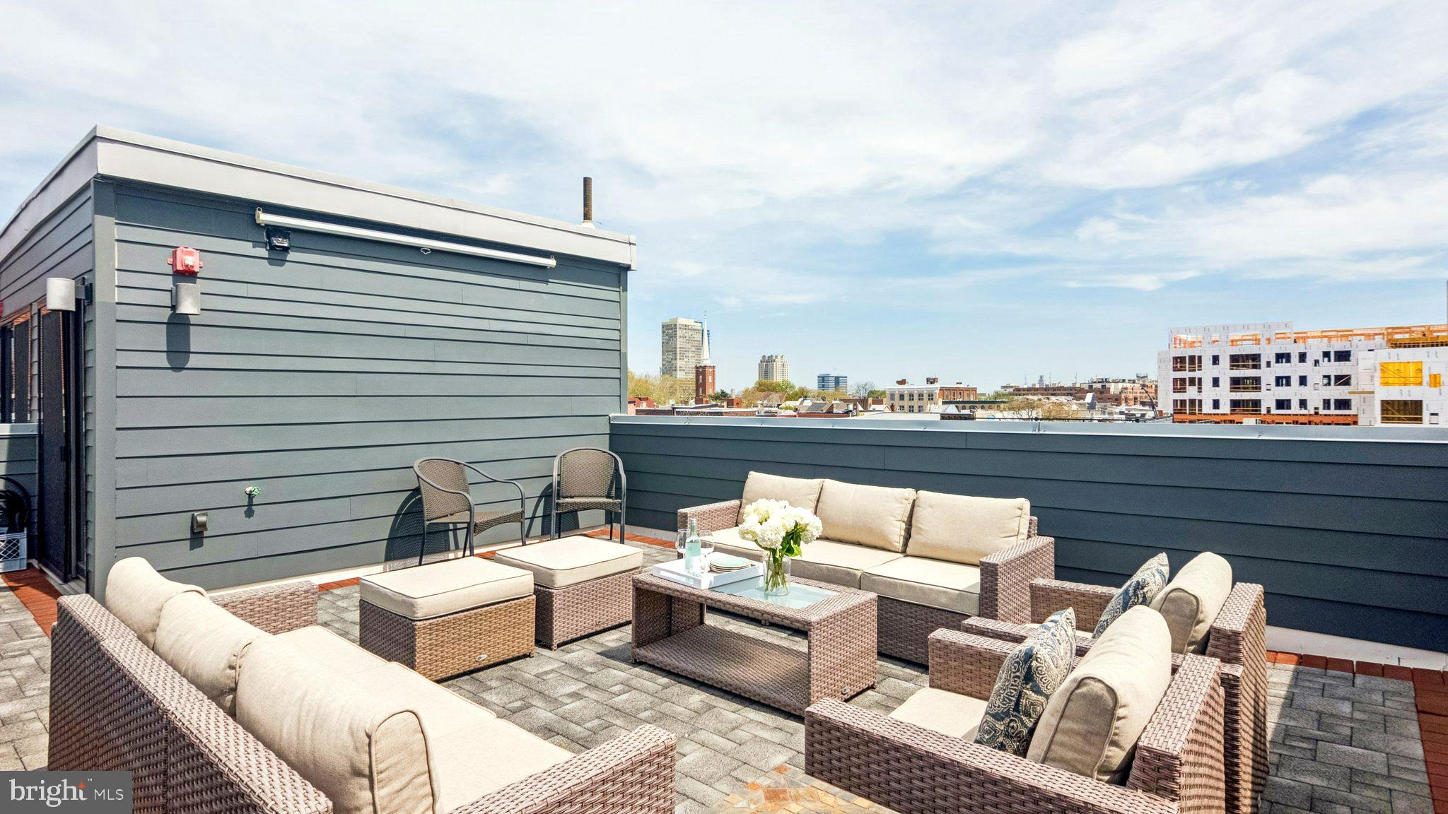 QUEEN VILLAGE - Residential