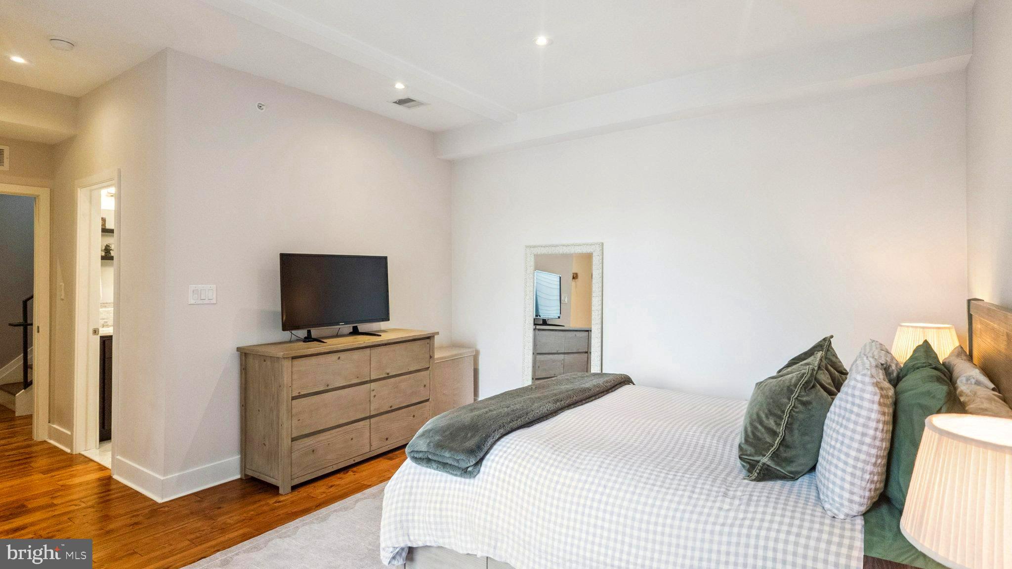 QUEEN VILLAGE - Residential