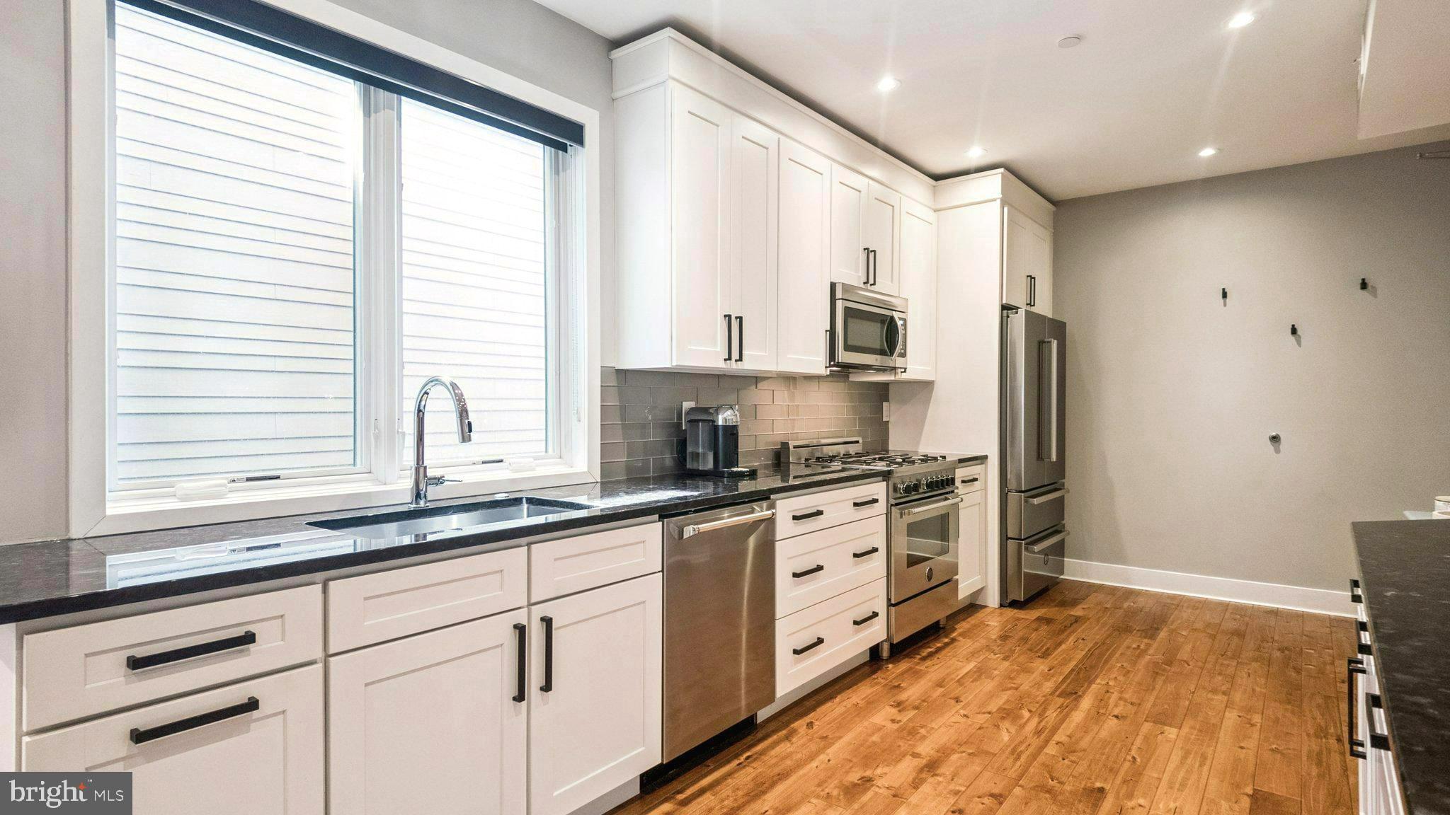 QUEEN VILLAGE - Residential