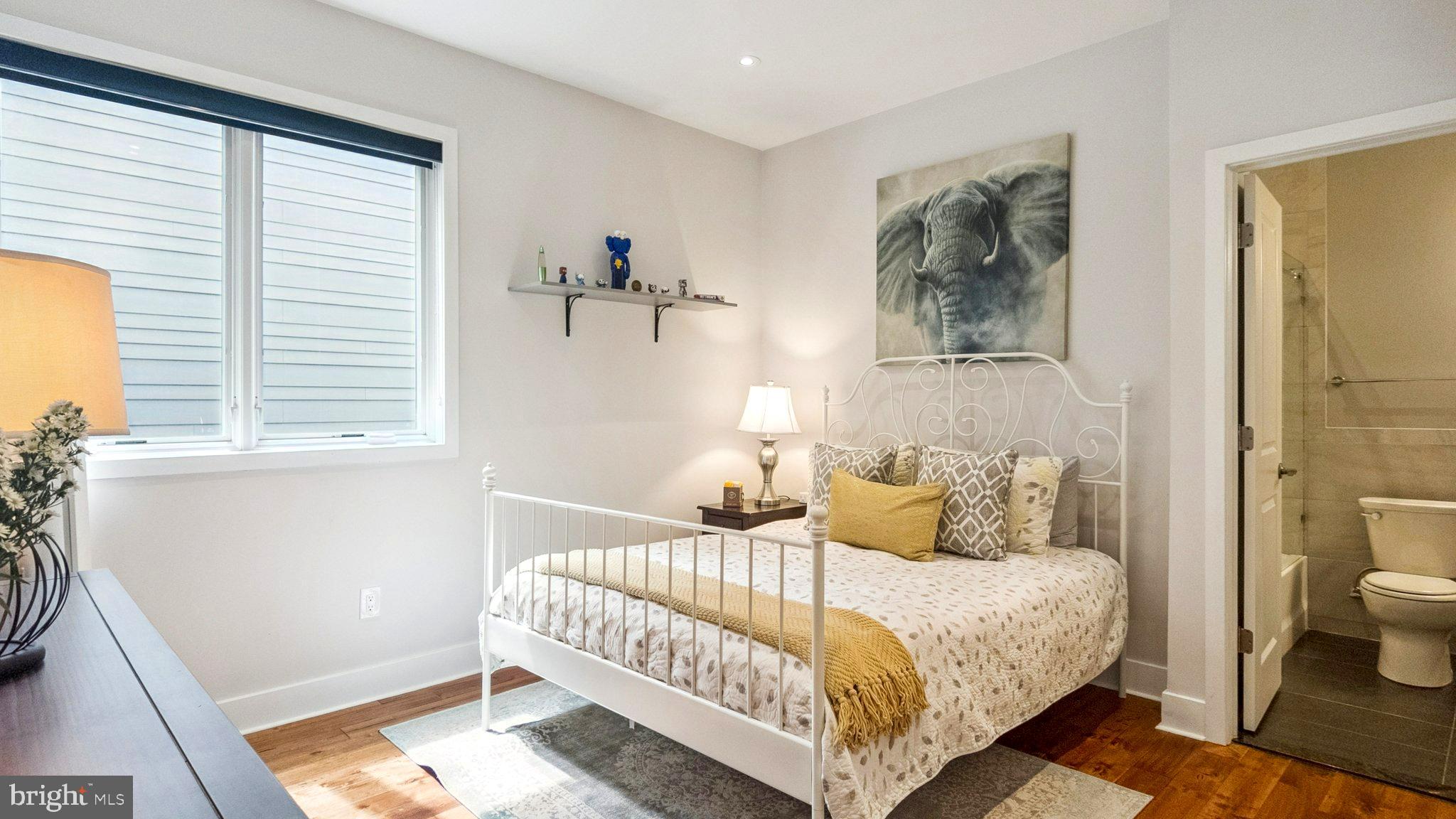 QUEEN VILLAGE - Residential