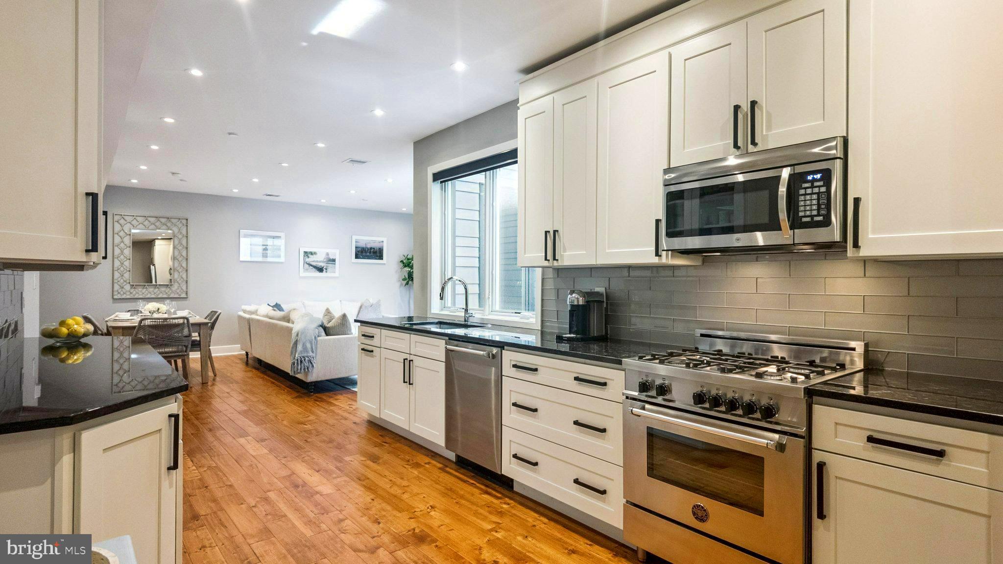 QUEEN VILLAGE - Residential