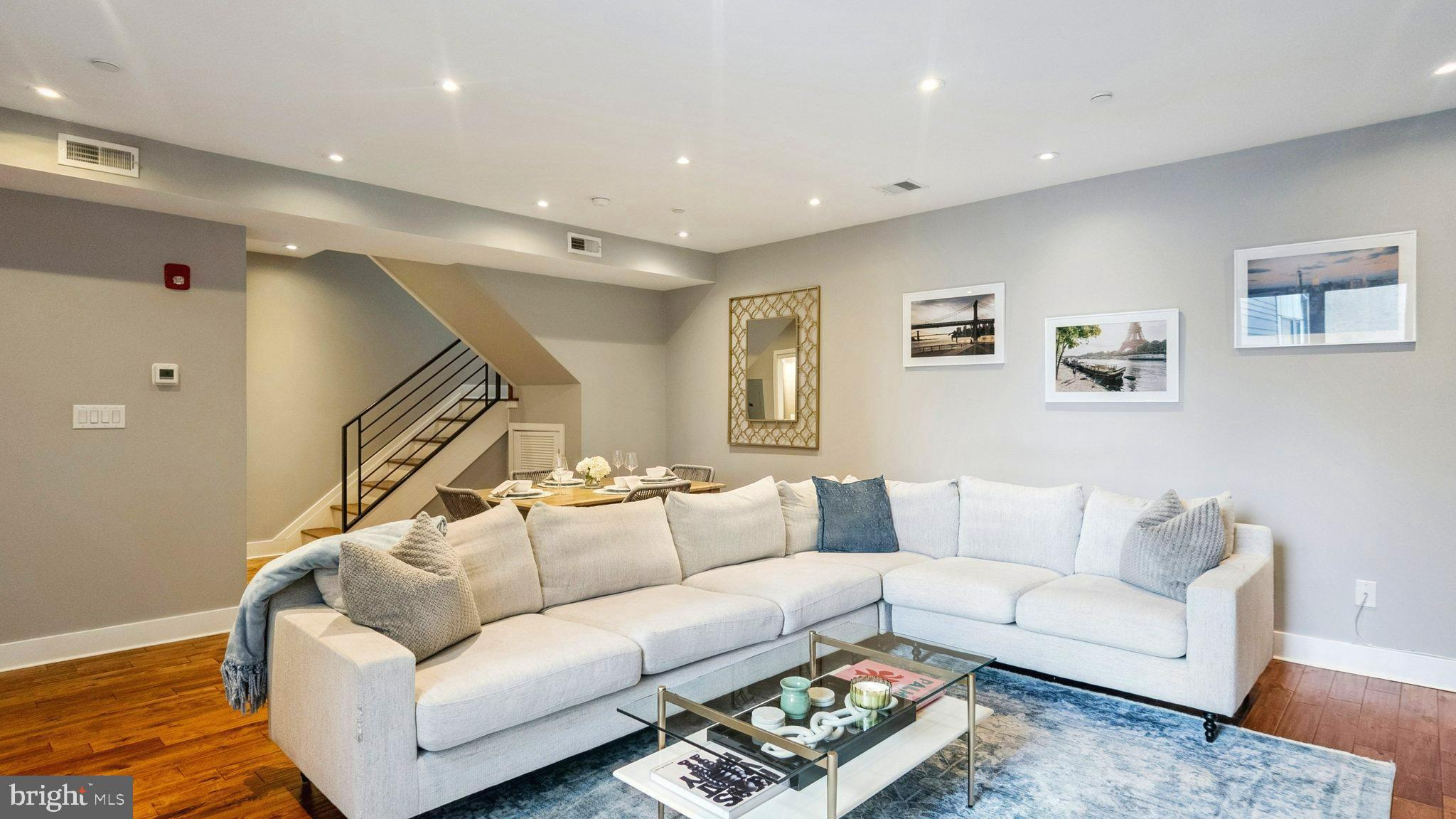 QUEEN VILLAGE - Residential