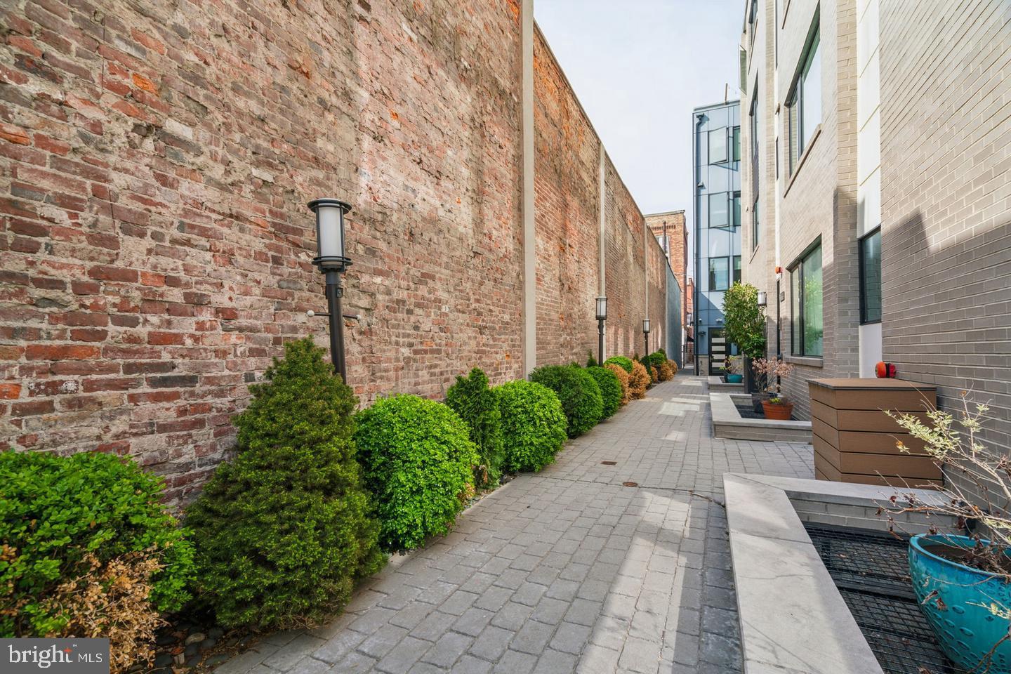 QUEEN VILLAGE - Residential