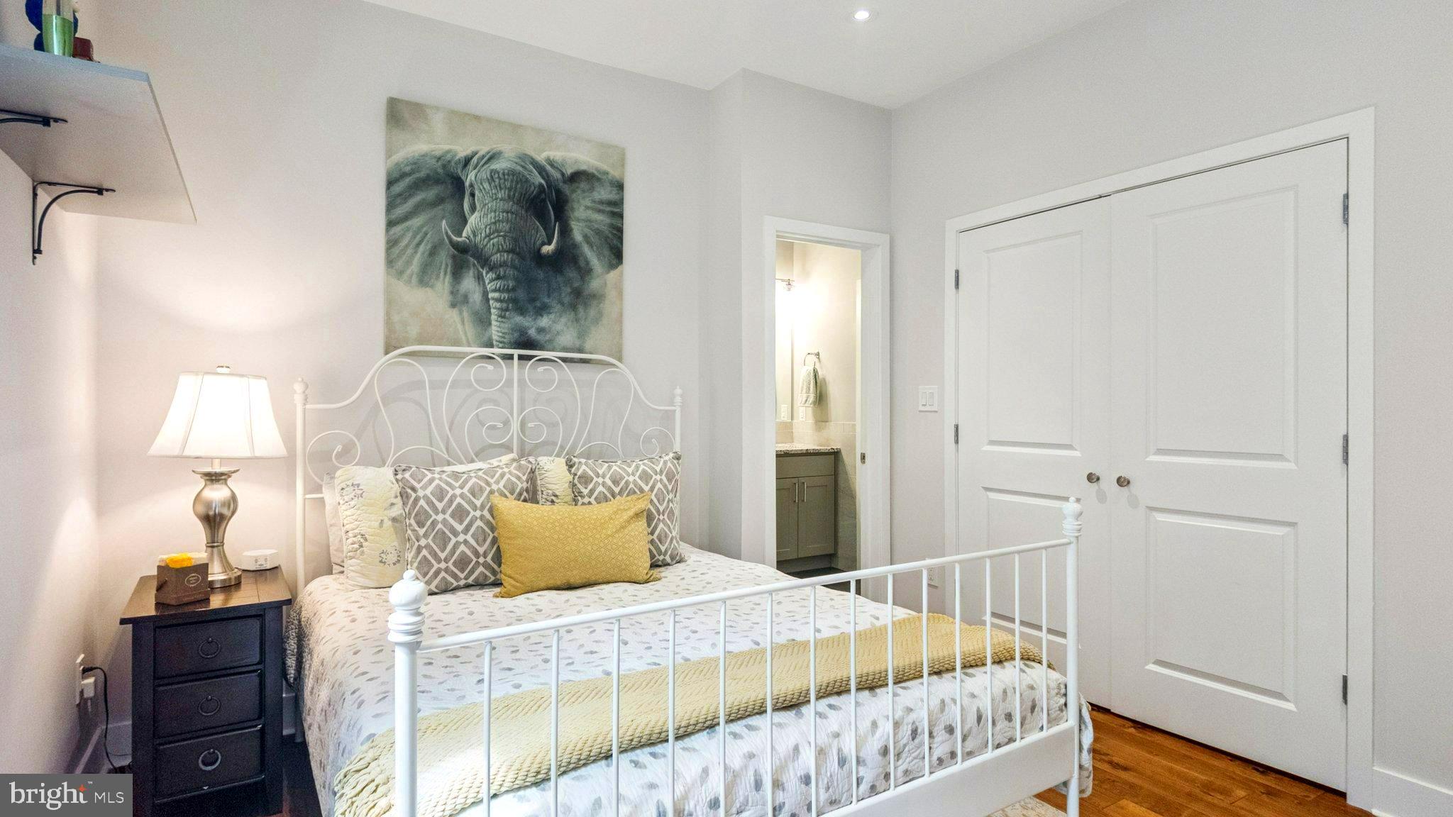 QUEEN VILLAGE - Residential