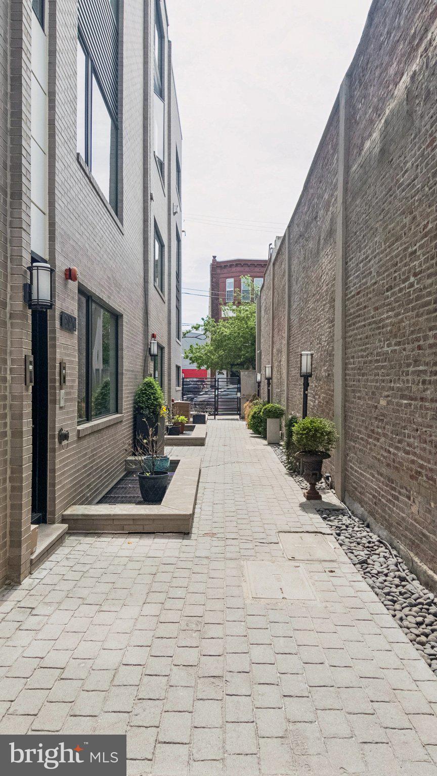 QUEEN VILLAGE - Residential