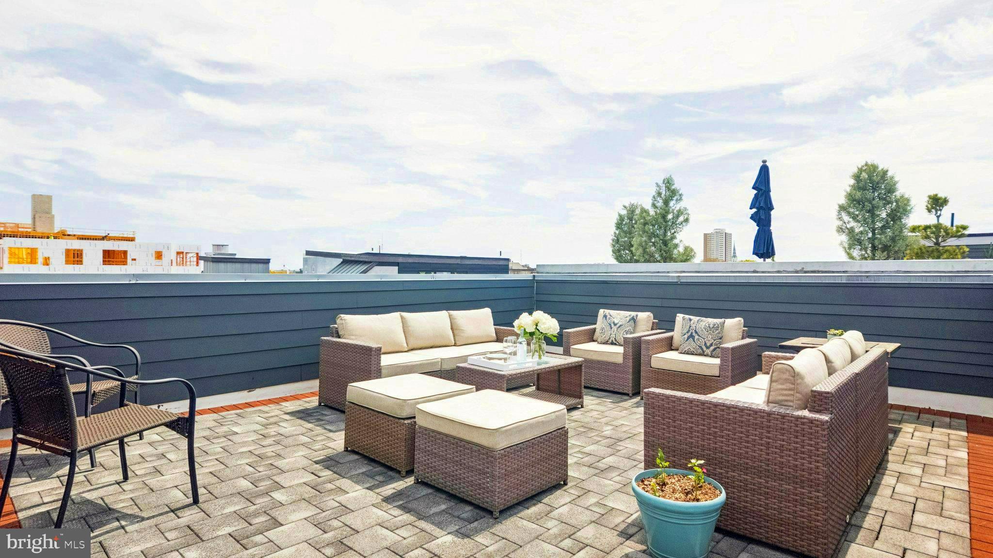 QUEEN VILLAGE - Residential