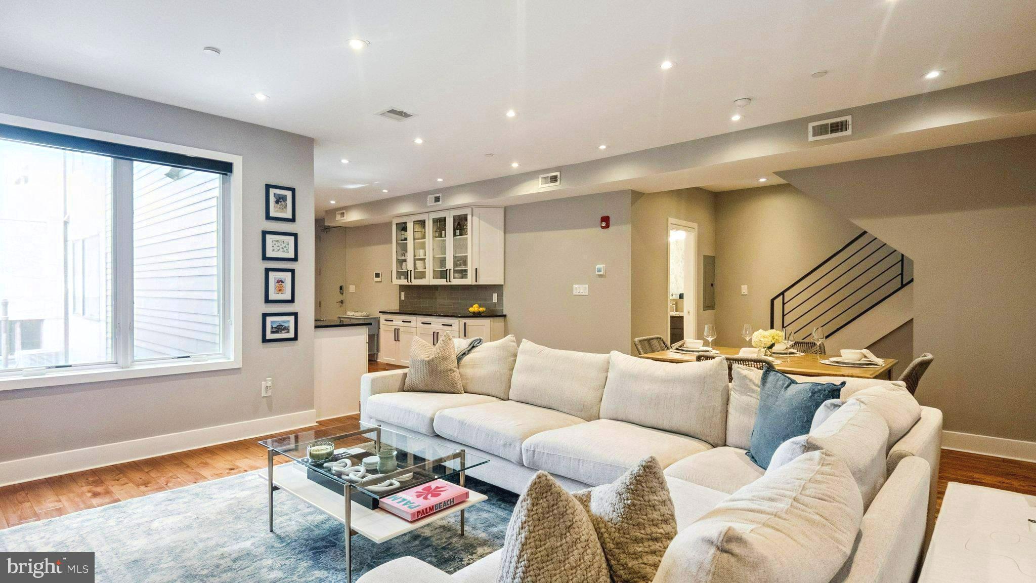 QUEEN VILLAGE - Residential