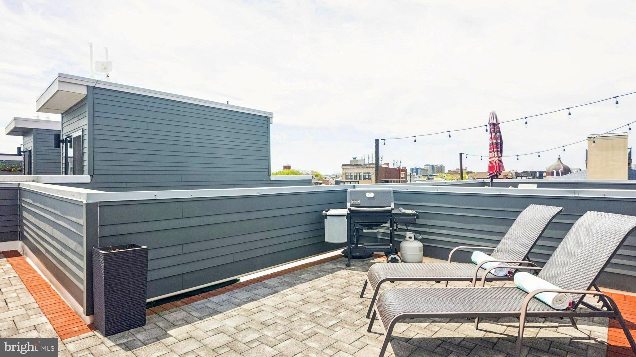QUEEN VILLAGE - Residential