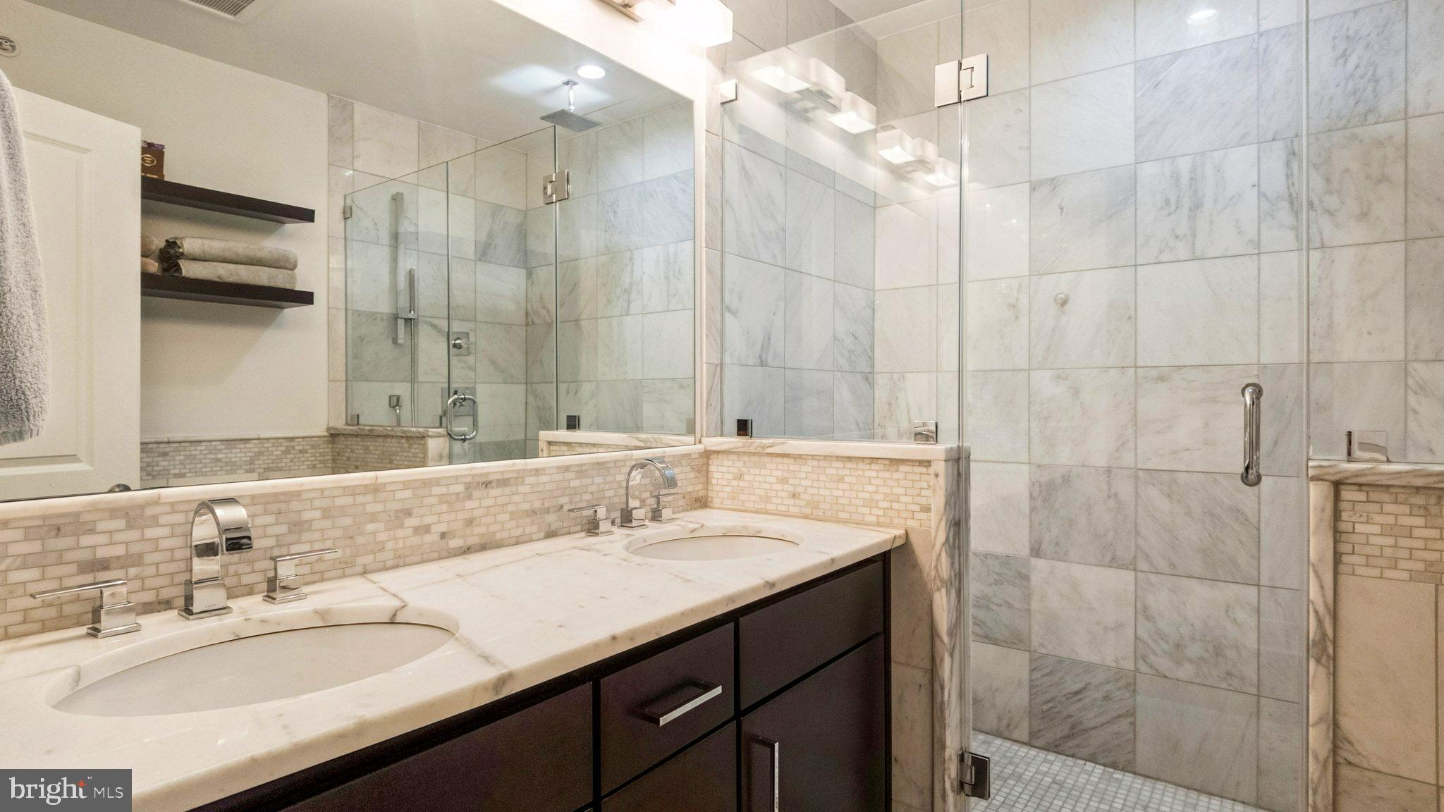 QUEEN VILLAGE - Residential