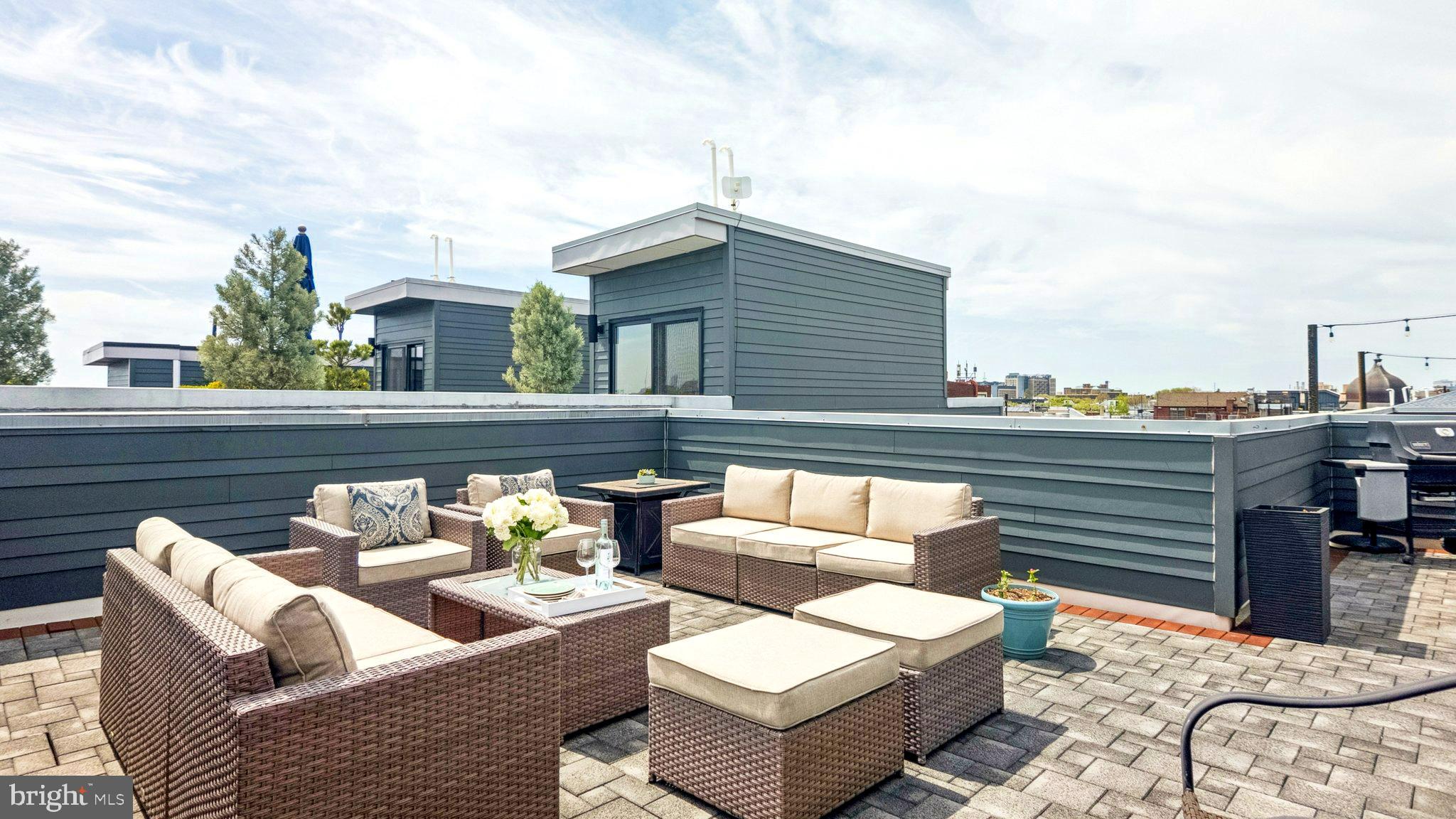 QUEEN VILLAGE - Residential