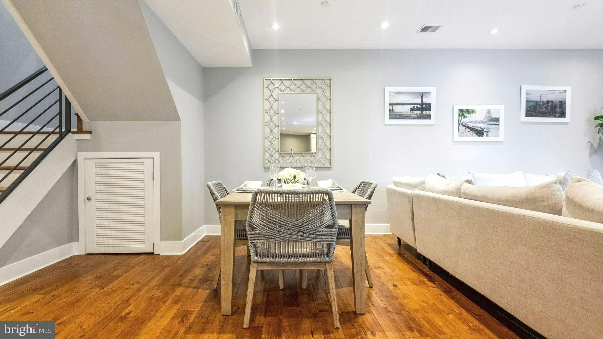 QUEEN VILLAGE - Residential
