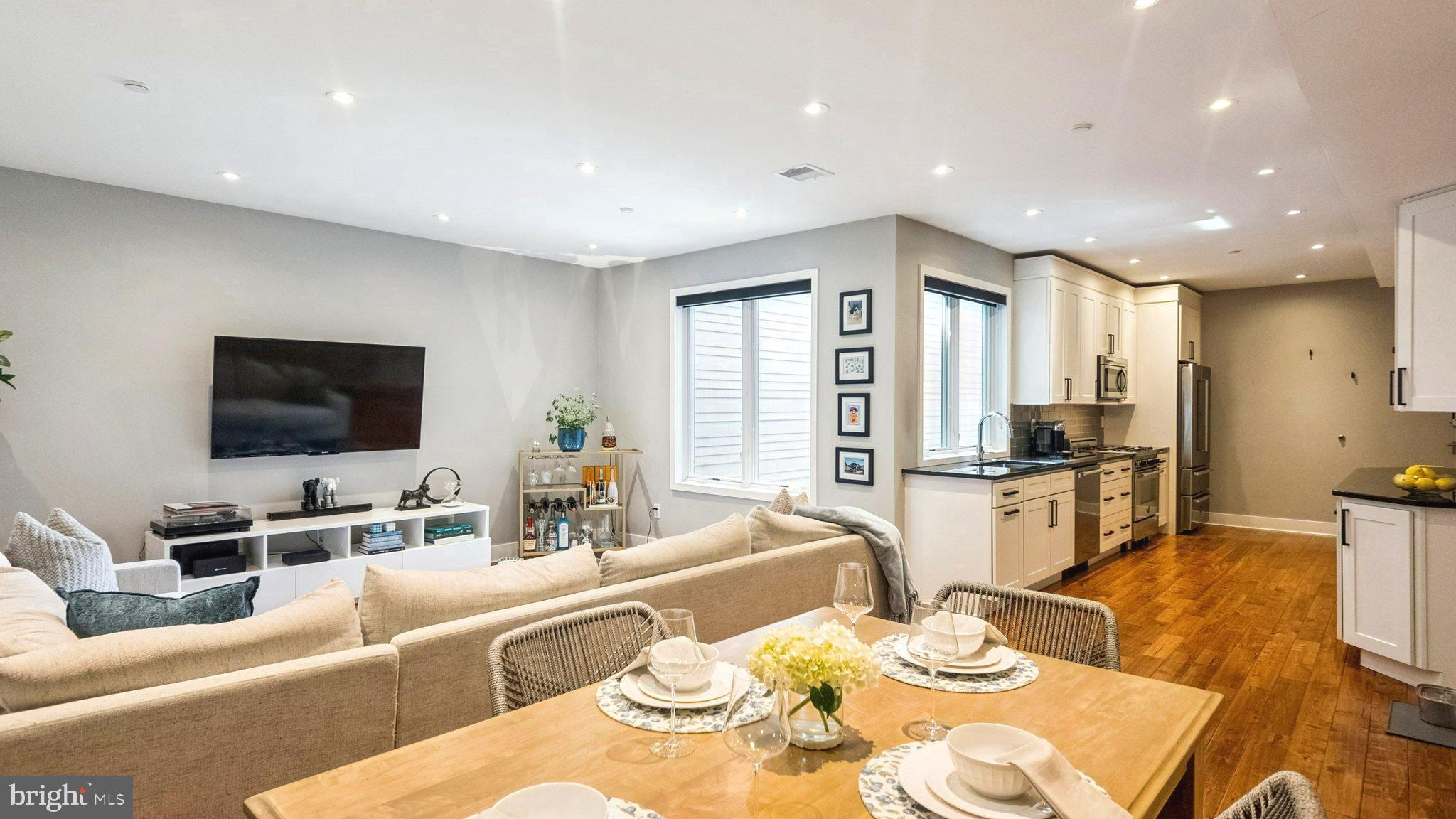 QUEEN VILLAGE - Residential
