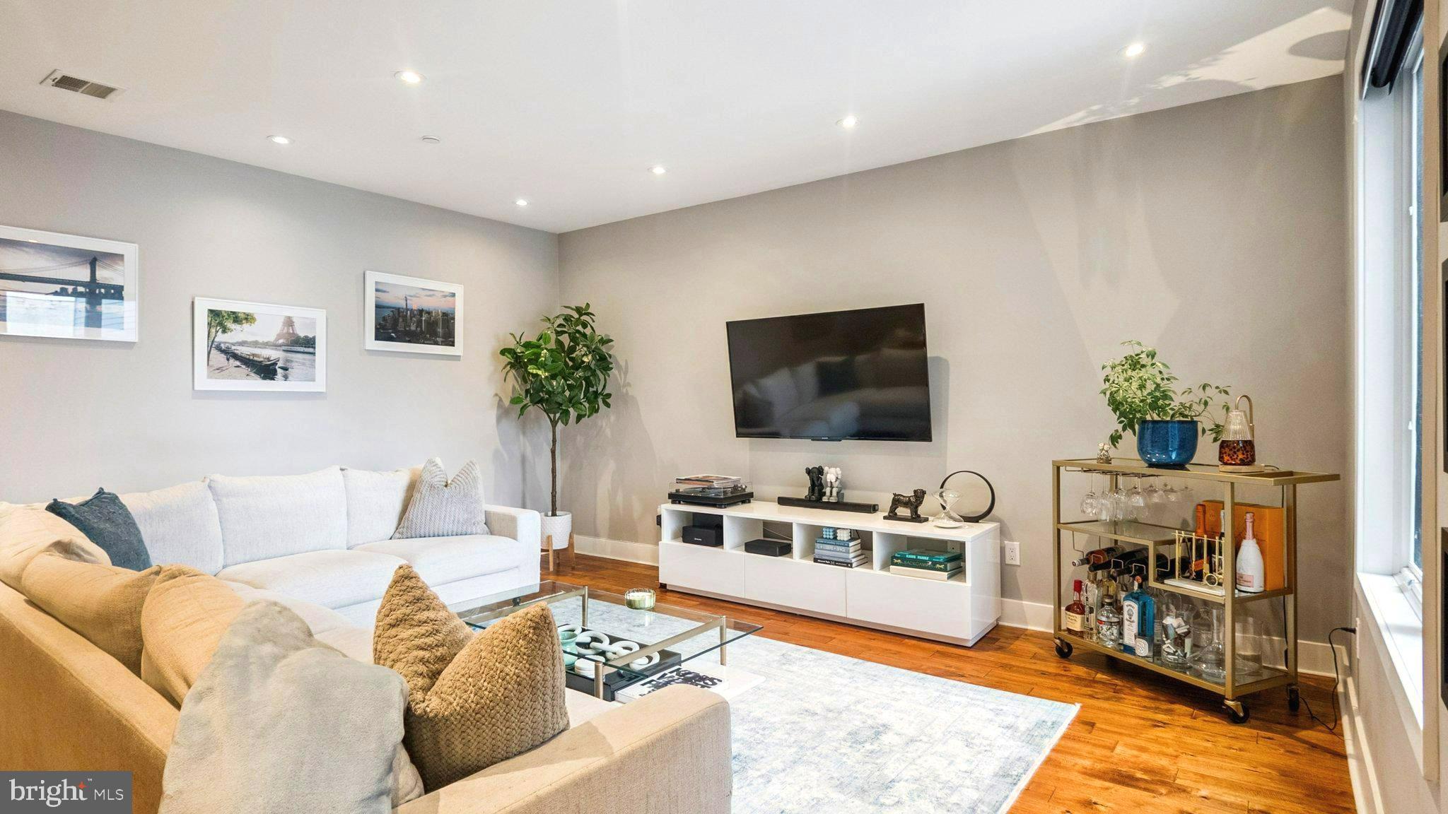 QUEEN VILLAGE - Residential