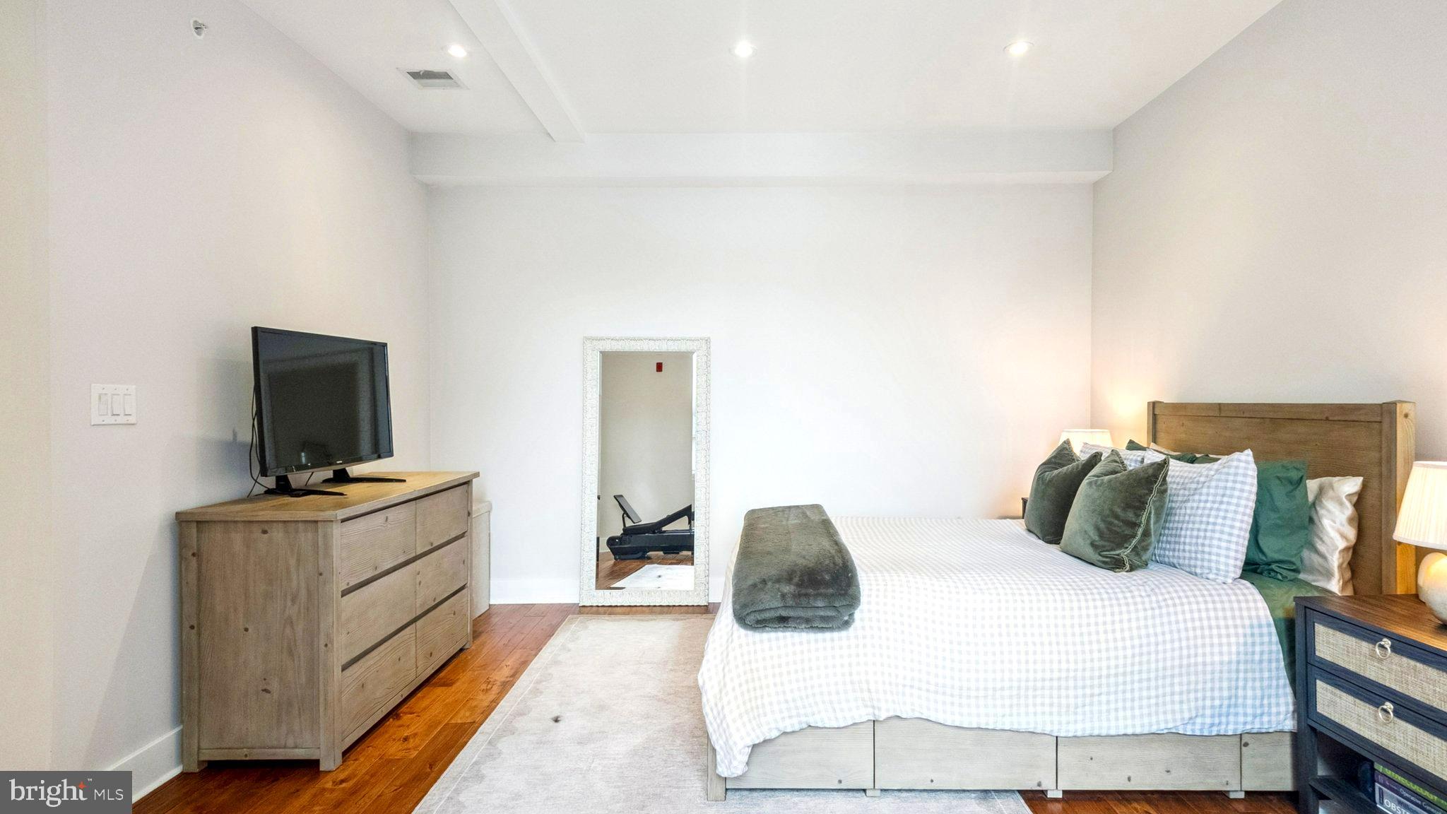 QUEEN VILLAGE - Residential