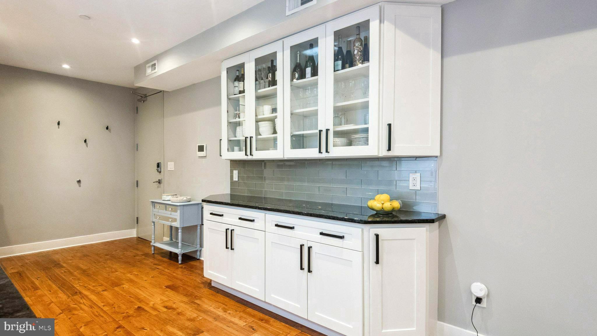 QUEEN VILLAGE - Residential