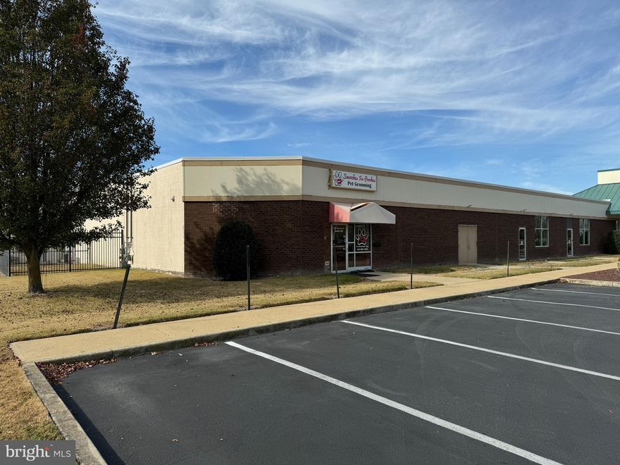 Great Office/ Retail space available in the sought after shopping center, Oakridge Commons. The space features a reception/waiting area, multiple private offices, a kitchenette and an open work space area. Join the Oakridge commons Community, this highly frequented Olympia Fitness Gym, Junior Achievement, Oak Ridge Church, & Downtown Bridal are just some of the tenants. Traffic Counts are round 19,642 per day. Property access from Route 50 via lighted intersection. Other pad site uses include a Starbucks, & KFC/Taco Bell and other professional offices.