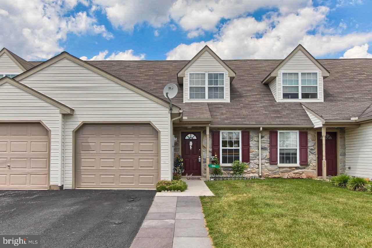 Smart buy on this 3 bedroom, 2 bath condo with 1st floor bedroom, large Master bedroom with 3 x 24 walk-in closet, garage, CAC & more. Walk to shopping, etc. Great convenient location at an affordable price!