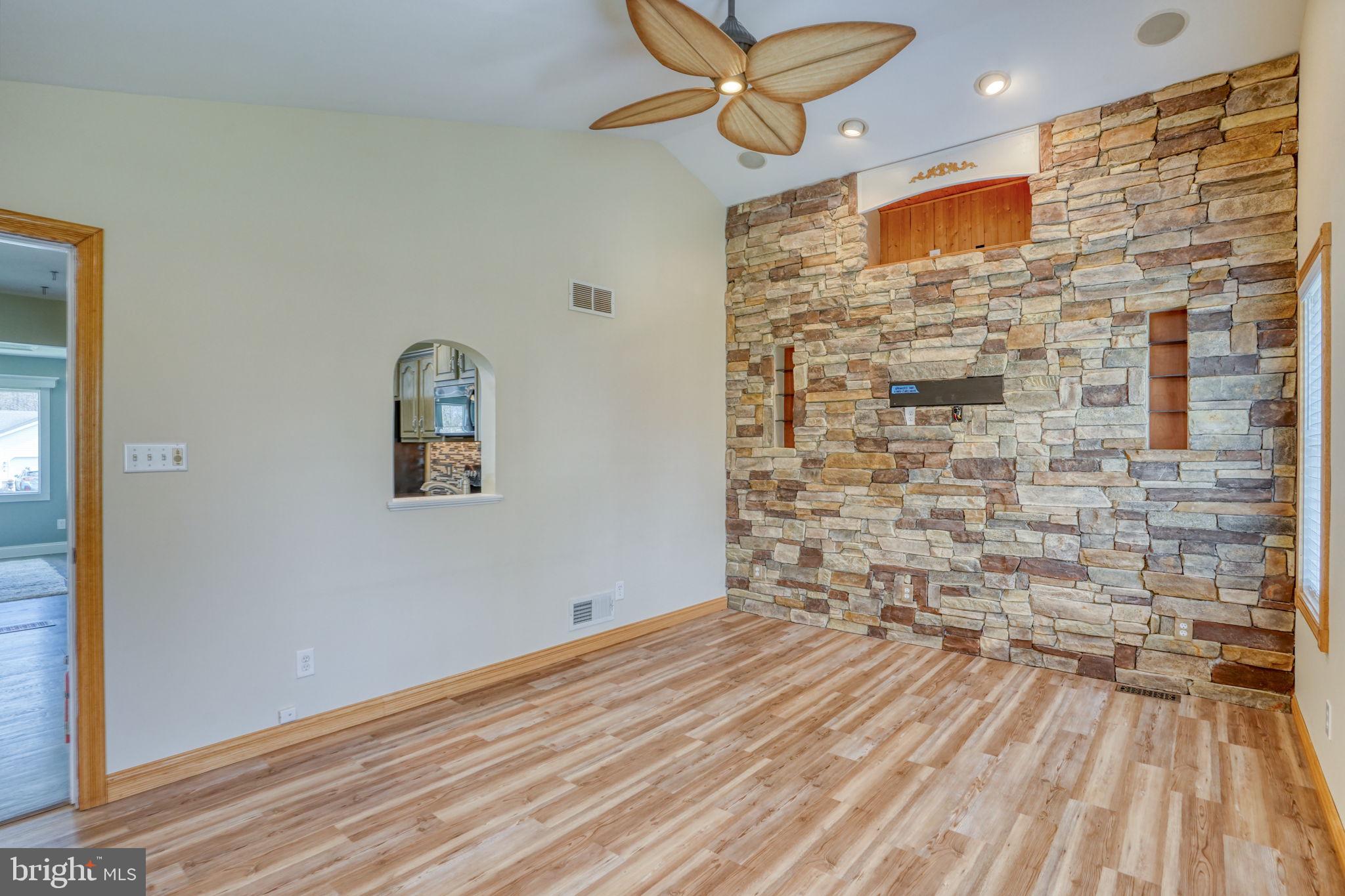 KENSINGTON COURTS - Residential