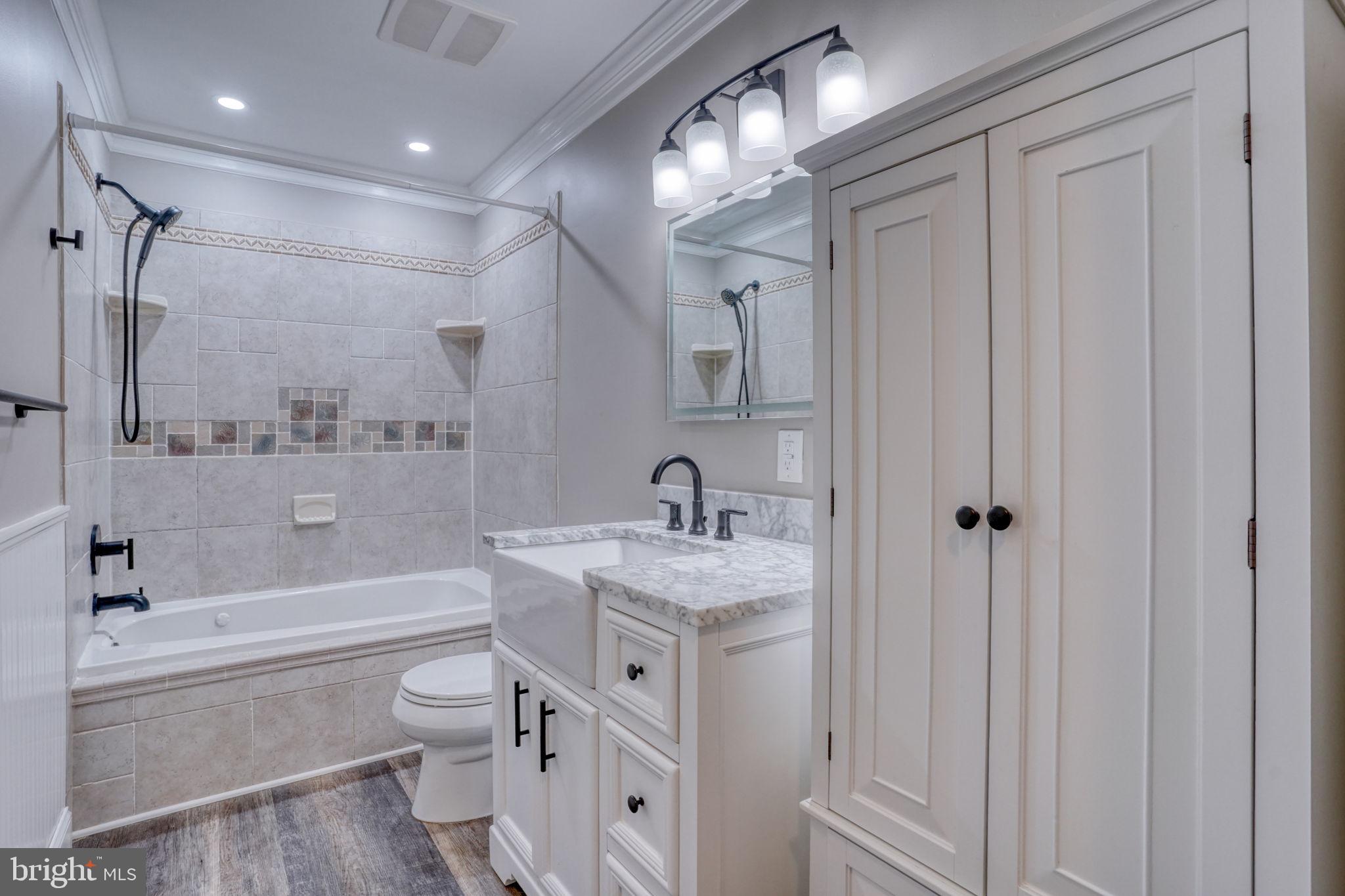 KENSINGTON COURTS - Residential