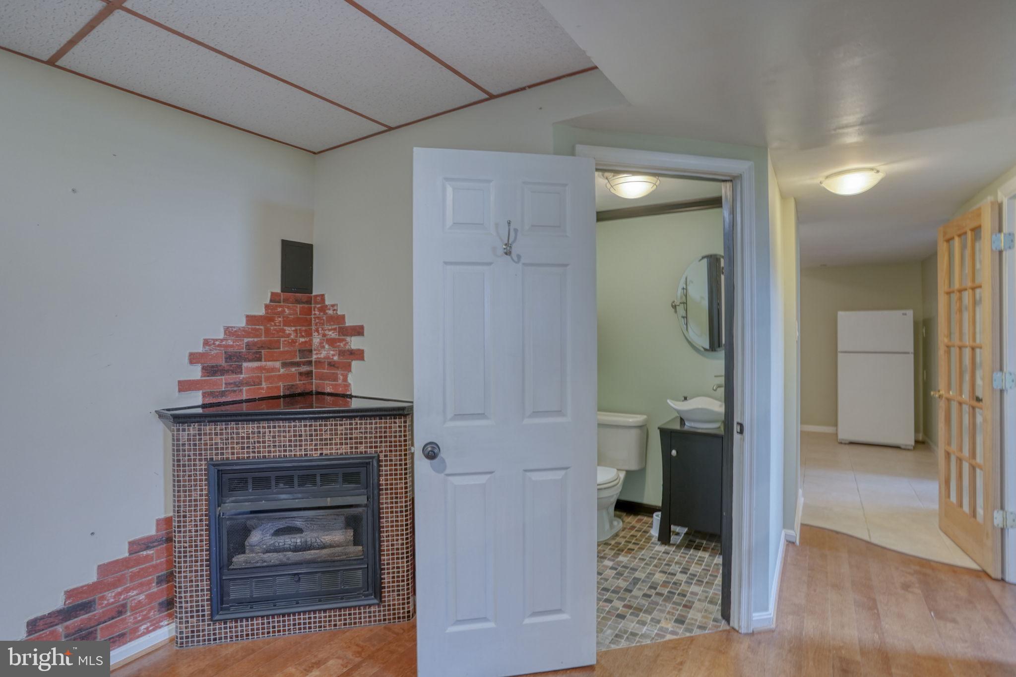 KENSINGTON COURTS - Residential