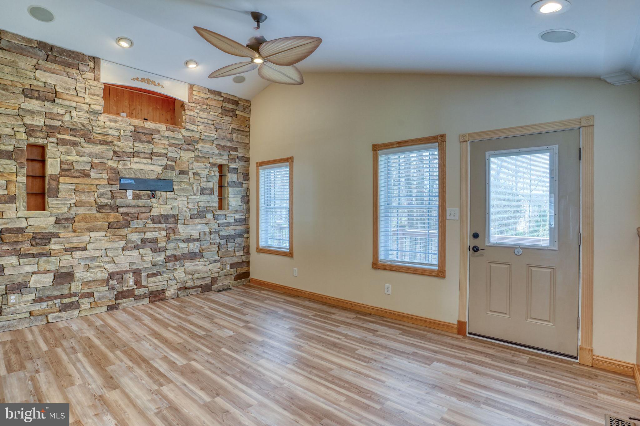 KENSINGTON COURTS - Residential