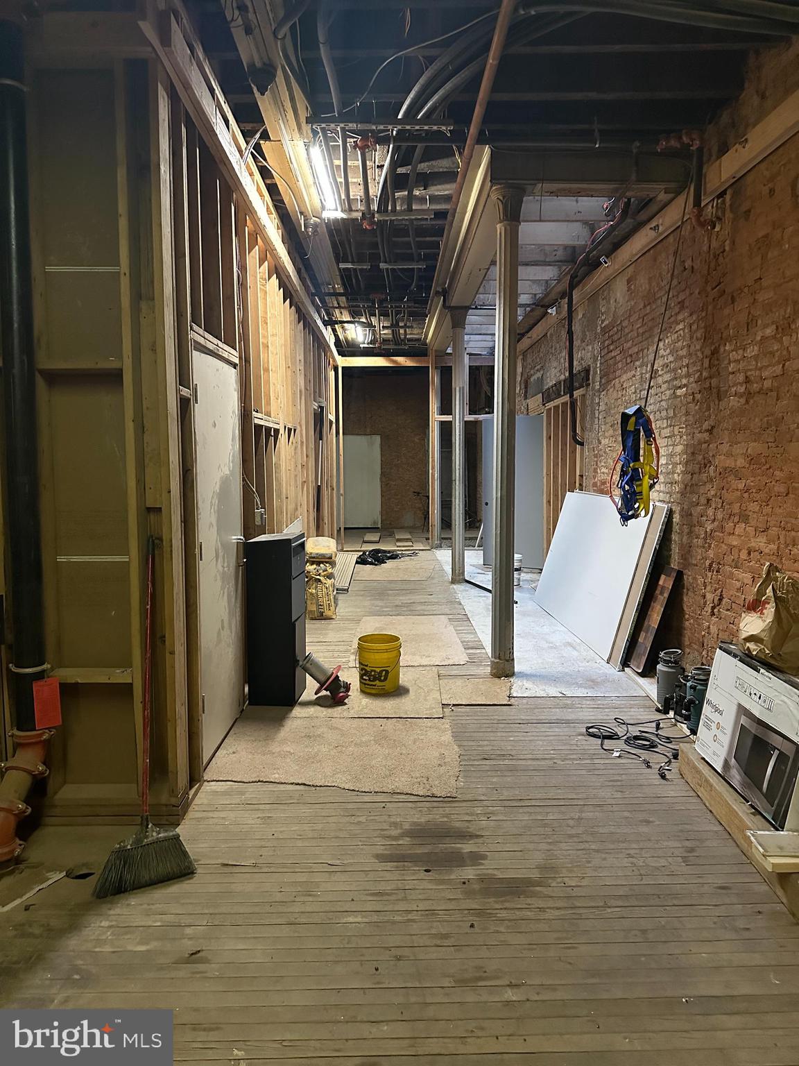 2206 N FRONT STREET COMMERCIAL