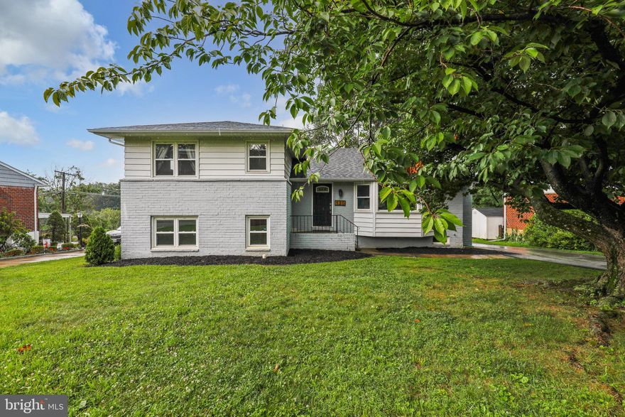 4 FINISHED & FULLY UPDATED LEVELS!  2500+ SQ FT IN CAMPUS HILLS!  THE MAIN LEVEL FEATURES GLEAMING HARDWOOD FLOORS, LARGE FAMILY ROOM WITH FIREPLACE & A DELUXE KITCHEN, 42" MAPLE CABINETS, GRANITE COUNTERS & STAINLESS STEEL APPLIANCES.  UPSTAIRS INCLUDES 3 LARGE BEDROOMS WITH 2 FULL BATHROOMS.  THE FIRST OF LOWER LEVELS FEATURES BEAUTIFUL STONE FLOORINGS WITH AN ADDITIONAL LARGE FAMILY ROOM, FULL BATHROOM, AND BEDROOM.  PLUS A FINISHED BASEMENT WITH AMPLE STORAGE.   ENJOY A LARGE BACKYARD WITH STAMPED CONCRETE PATIO.  WELL MAINTAINED IN A+ LOCATION!