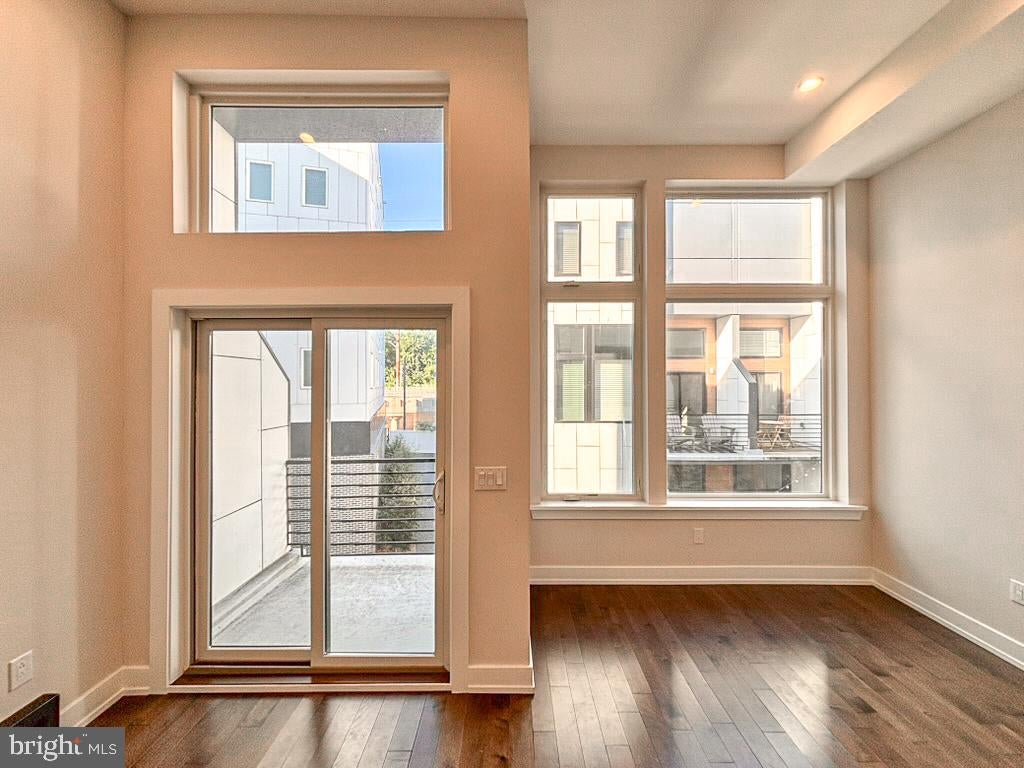 2527 GRADUATE SQUARE