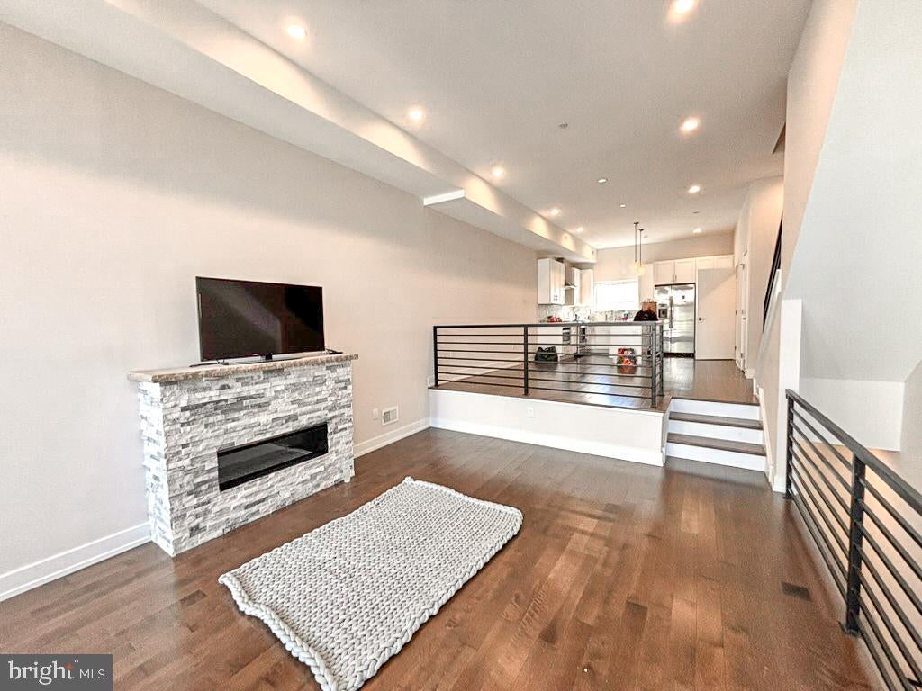 2527 GRADUATE SQUARE