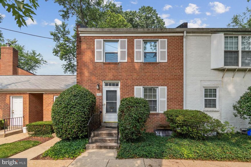 Stunning 2-level townhouse condo near downtown Silver Spring * Updated gourmet kitchen with granite countertops and stainless steel appliances* Spacious living room- dining  room opens to balcony *Upper level has large  main bedroom with updated full bath * 2 additional bedrooms and full bath in hall* Washer/dryer in unit * Two parking lots* Near shopping, restaurants, proposed Purple Line stop, Metro stop and I-495.  A real beauty!