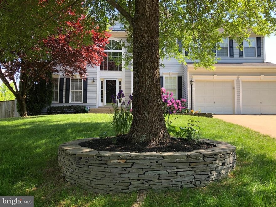 FABULOUS 5BR/3.5BA 4,300 SQ FT SFH ON 1/3 ACRE IN AN ESTABLISHED SOUGHT AFTER NEIGHBORHOOD WITH MATURE LANDSCAPING AND FULLY FENCED REAR YARD WITH A TREX DECK, SHED AND 2 ADDITIONAL PATIOS FOR ENJOYIING OUTDOOR LIVING. BRIGHT AND AIRY, SPACIOUS COLONIAL SOUGHT AFTER VIRGINIA II MODEL IN LOCUST GROVE. FABULOUS INSIDE & OUT! HARDWOOD ENTRY, CROWN MOLDINGS, HUGE LIGHT AND BRIGHT KITCHEN, MAPLE CABINETS, CERAMIC SINK, PLANING DESK & UPG SS APPLS. GAS FIREPLACE W/FLOOR TO CEILING STONE MANTLE OPENS TO GORGOUS SUNROOM. TREX DECK AND 2 SEPARATE STONE PATIOS BEYOND, BIG FENCED YARD & SHED. MASTER SUITE W/SITTING RM, 2 WALK-IN CLOSETS, LUX BATH W/HIS & HERS VANITIES. FULLY FINISHED LOWER LEVEL WITH GAME ROOM, GREAT ROOM, A 5TH BR (ntc) A PRIVATE LIVING ROOM OFF OF 5TH BR/IN-LAW APPT, KITCHENETTE, AND A 3RD FULL BATH. MINS TO DOWNTOWN PURCELLVILLE, SCHOOLS AND SHOPS. CLOSE TO DULLES GREENWAY AND DULLES AIRPORT. WHY NOT LIVE NEAR THE VIBE THAT'S EVERYTHING WESTERN LOUDOUN. EXCELLENT COMMUTER, CITY, TOWN AND AIRPORT ACCESS. AND NEAR FRANKLIN PARK (WITH ITS NEW WALKING BIKING TRAIL FROM THERE TO ROUND HILL AND SLEETERS LAKE FOR PICNICS BOATING AND FISHING) FIREMAN'S FILED, WO & D WALKING, BIKING & HORSEBACK TRAILS ALL THE WAY TO GEORGETOWN, SHENANDOAH AND POTOMAC RIVERS FLOWING UNDER THE BLUE RIDGE MOUNTAINS. WEEKENDS AT THE WINERIES AND BREWERIES. SECURE THIS UNPARRALLED QUALITY OF LIFE! WALKING DISTANCE TO EMERICK ELEMENTARY SCHOOL, BLUE RIDGE MIDDLE SCHOOL AND LOUDOUN VALLEY HIGH SCHOOL!