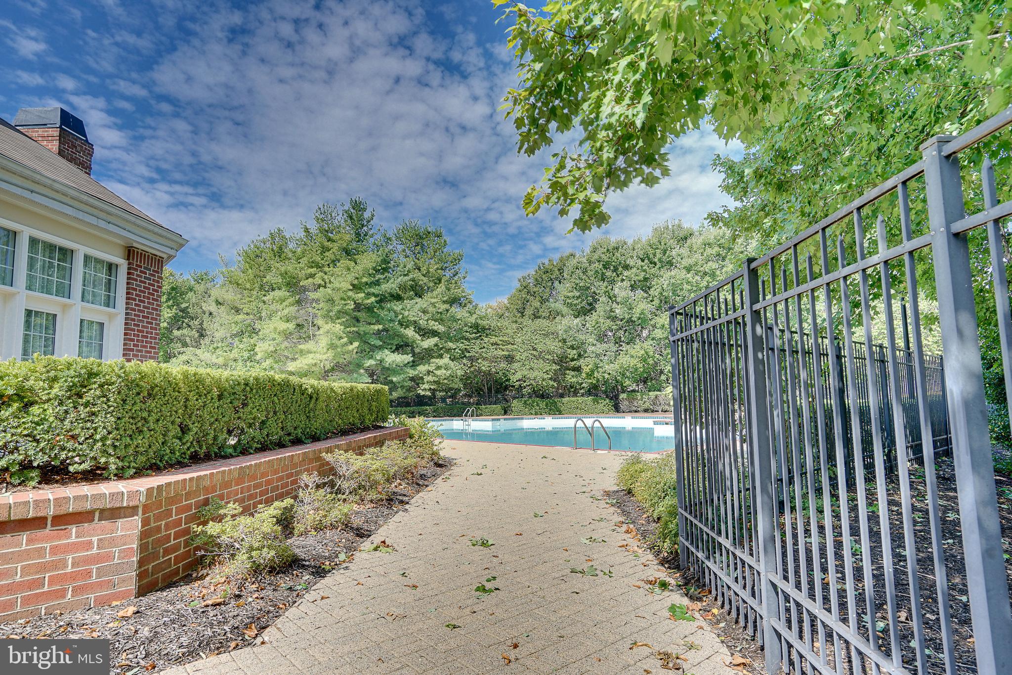 CHELSEA COURTS - Residential Lease