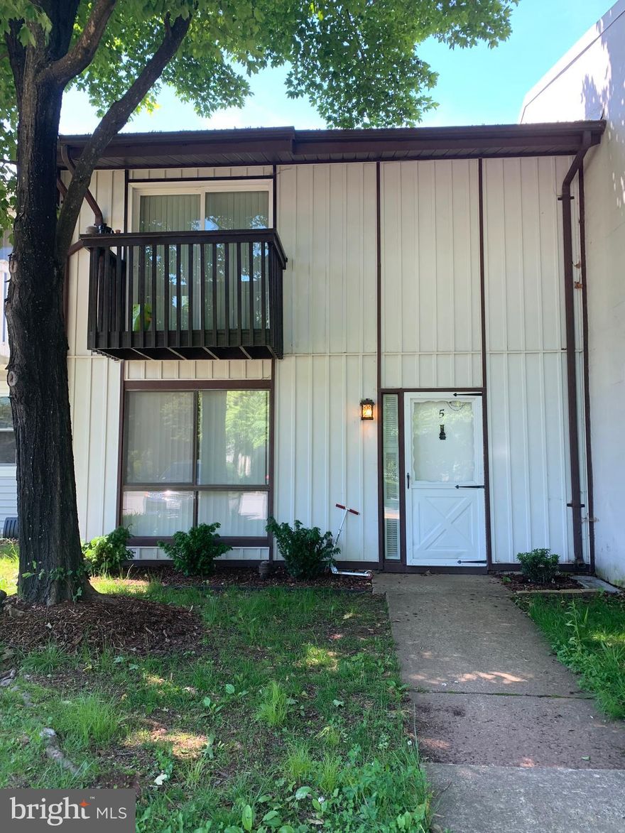 BEAUTIFULLY WELL KEEP TH IN SUGARLAND RUN*LRG KIT W/ GRANITE, SS APPLIANCES, RECESSED LIGHTS & TILE FLOOR* GLEAMING PERGO FLOORING ON MAIN LVL*UPDATES 2015 INCLUDED NEW SLIDING DOORS, FLOORS, CARPET, APPLIANCES, GRANITES*LRG REAR YARD FOR ENTERTAINING*NEWER HVAC*COZY DECK OFF MAST BED*LARGE BEDS*MOVE IN READY*