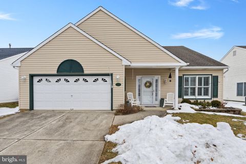 Photo of 3 Covered Bridge Lane, COLUMBUS, NJ 08022 (MLS # NJBL2105628)