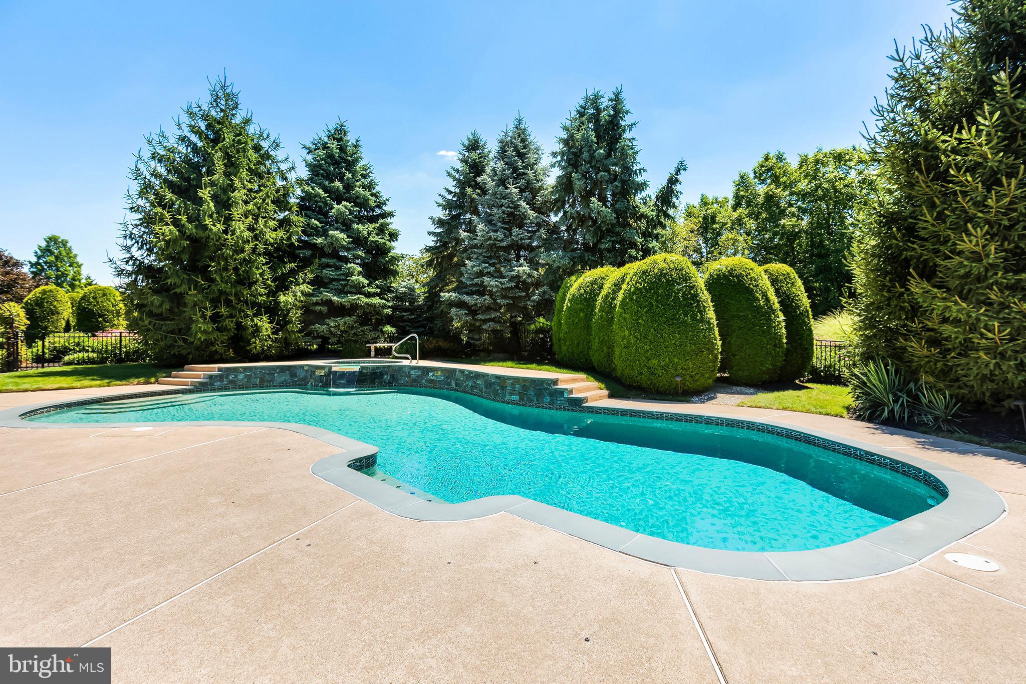 HILLCREST MDWS - Residential