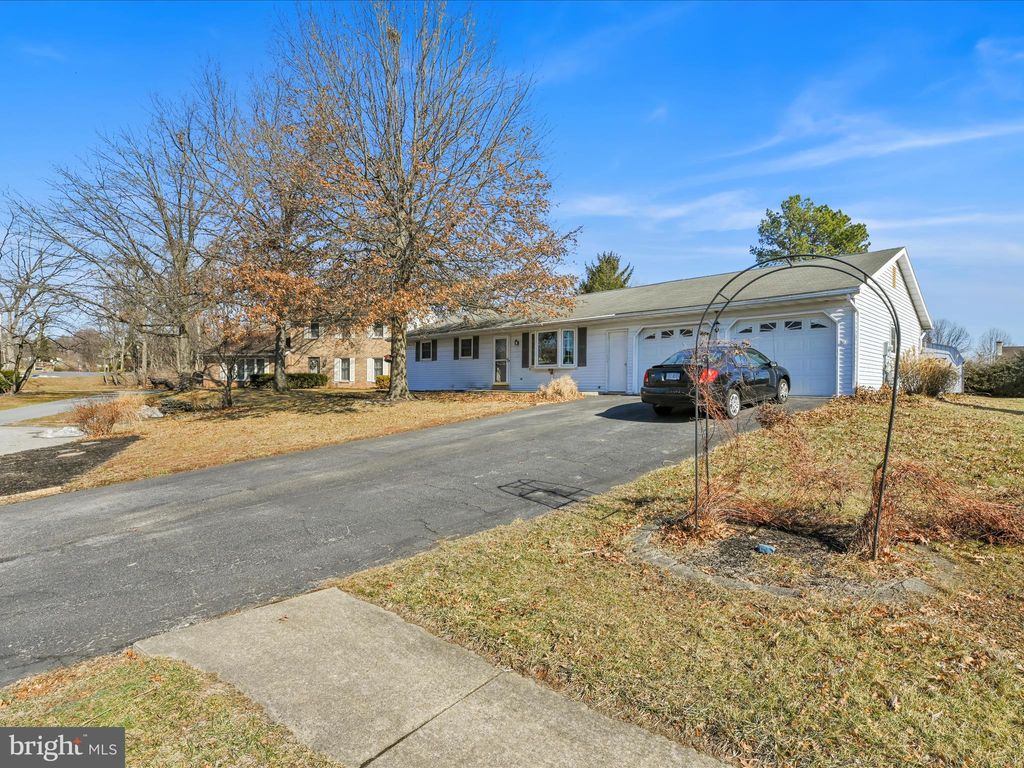 Photo of 35 Hemlock Circle, ELIZABETHTOWN, PA 17022 (MLS # PALA2064412)