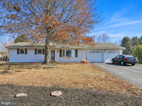Photo of 35 Hemlock Circle, ELIZABETHTOWN, PA 17022 (MLS # PALA2064412)