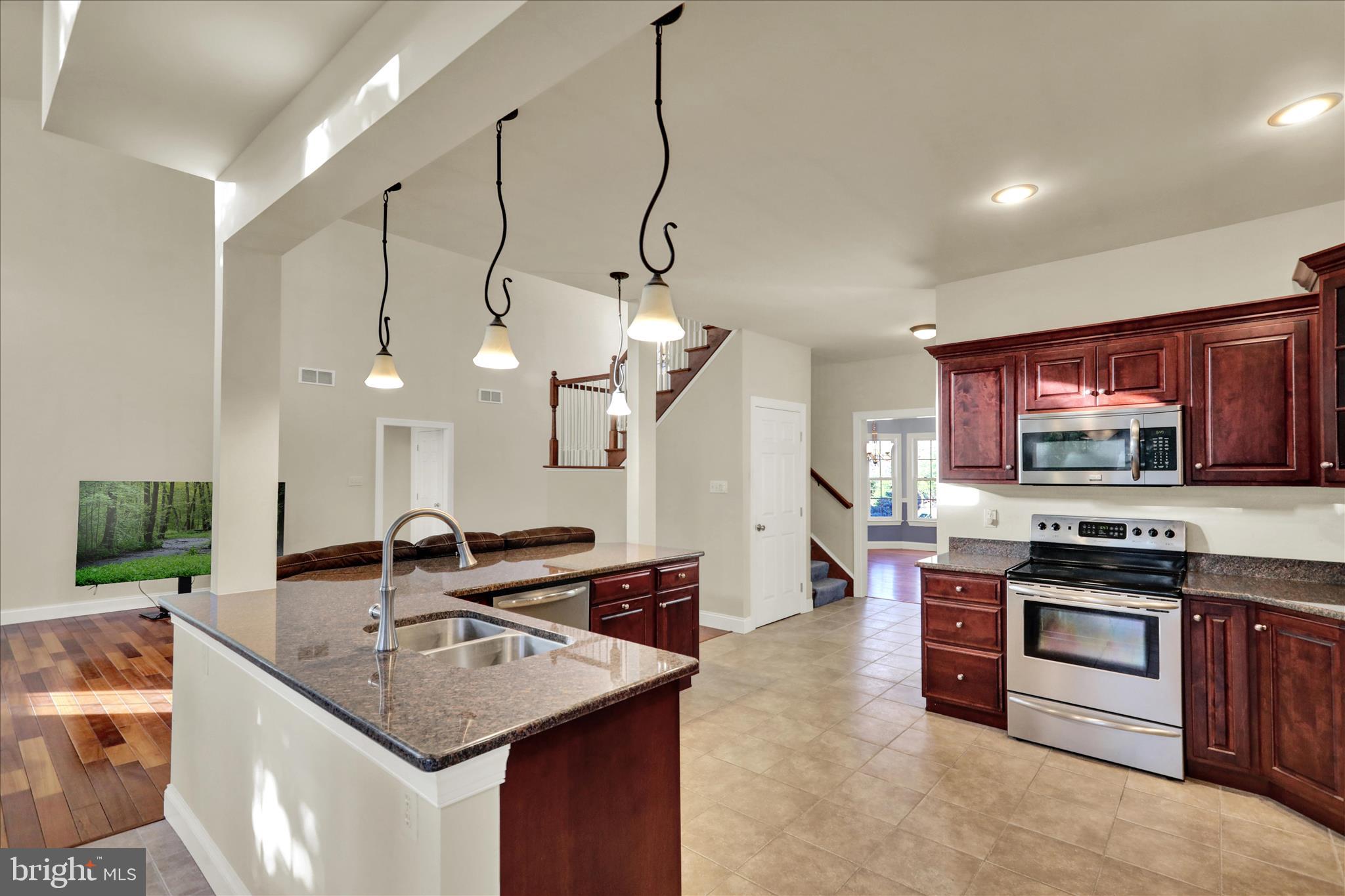 GOLDEN OAKS - Residential