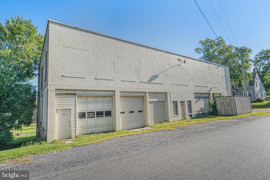 🏢 Commercial Opportunity in Prime Location! 🏢
Price: $299,900
Welcome to an incredible investment opportunity! This versatile commercial property, built in 1940, offers an array of possibilities for your business ventures. With a prime location and a myriad of features, it's a must-see for savvy investors.
🚪 Three Drive-In Doors: Perfect for easy access, loading, and unloading. Streamline your operations and maximize efficiency.
💧 Public Water and Sewer: Convenience at its best. No need to worry about utilities with public services in place.
🚗 Ample Parking: More than 10 parking spaces available for your staff and clients. Say goodbye to parking woes.
🏢 Storage/Warehouse Use: This expansive property offers approximately 14,907 net square feet of space, providing ample room for storage, warehousing, or other commercial applications.
🌟 Endless Possibilities: Whether you're looking to expand your business, start a new venture, or invest in real estate, this property provides a solid foundation for success.

Invest in your future with this commercial property!