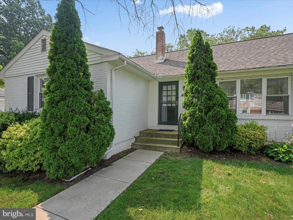 Photo of 948 PARKSIDE LN, LANCASTER, PA 17601 (MLS # PALA2037998)