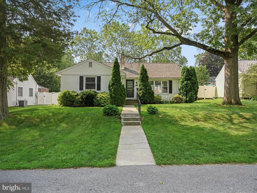Photo of 948 PARKSIDE LN, LANCASTER, PA 17601 (MLS # PALA2037998)