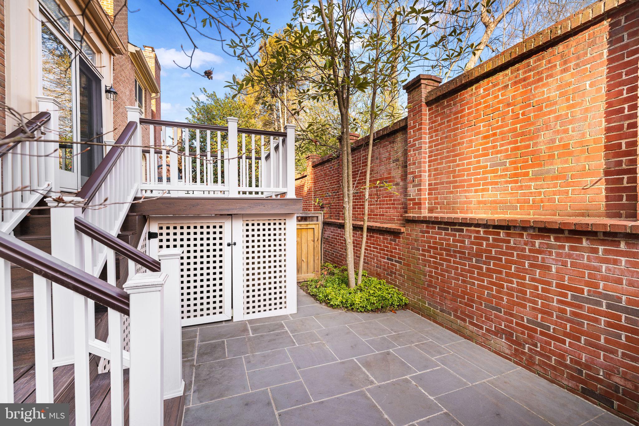 HAMPTONS OF MCLEAN - Residential