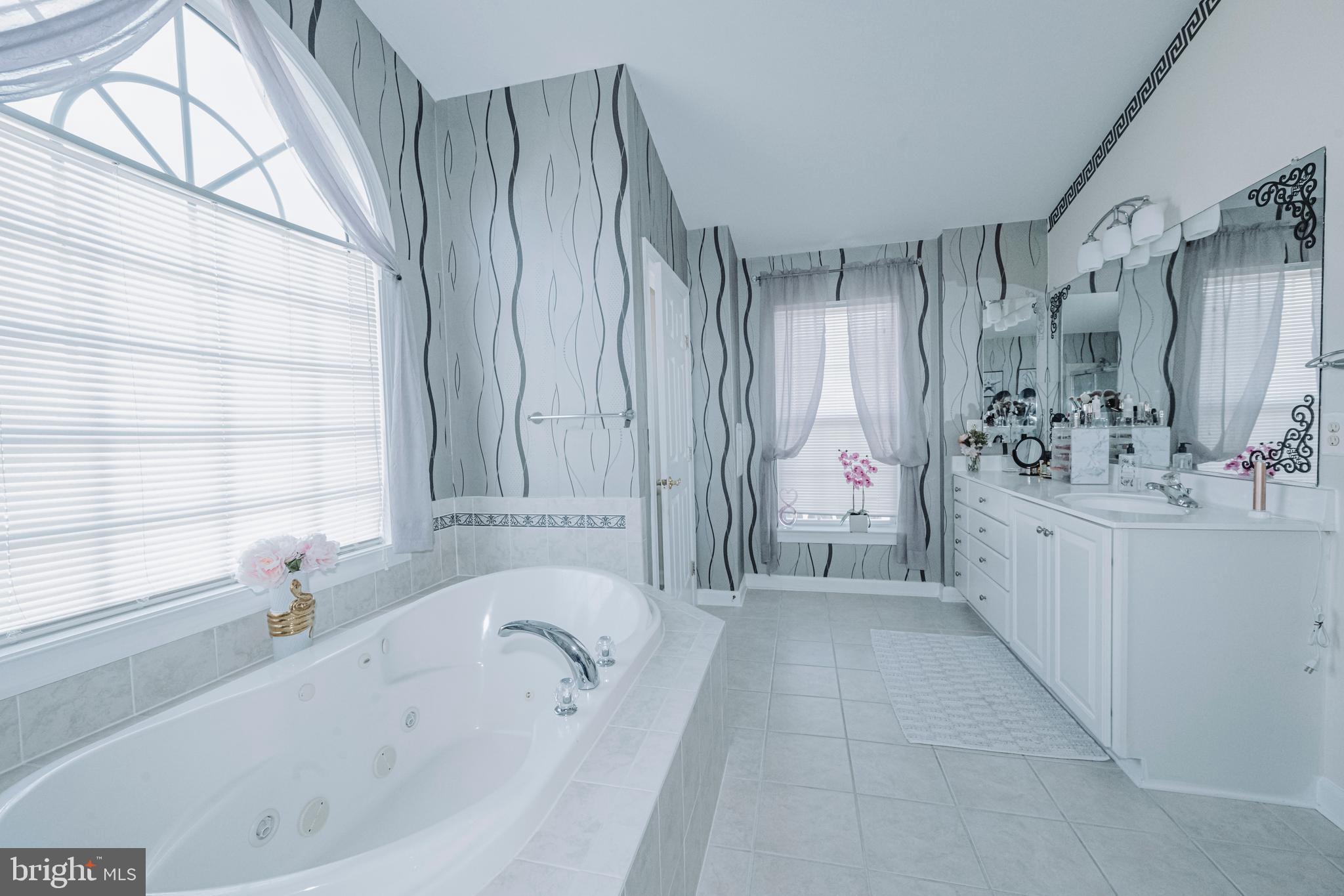 PARADISE MANOR - Residential