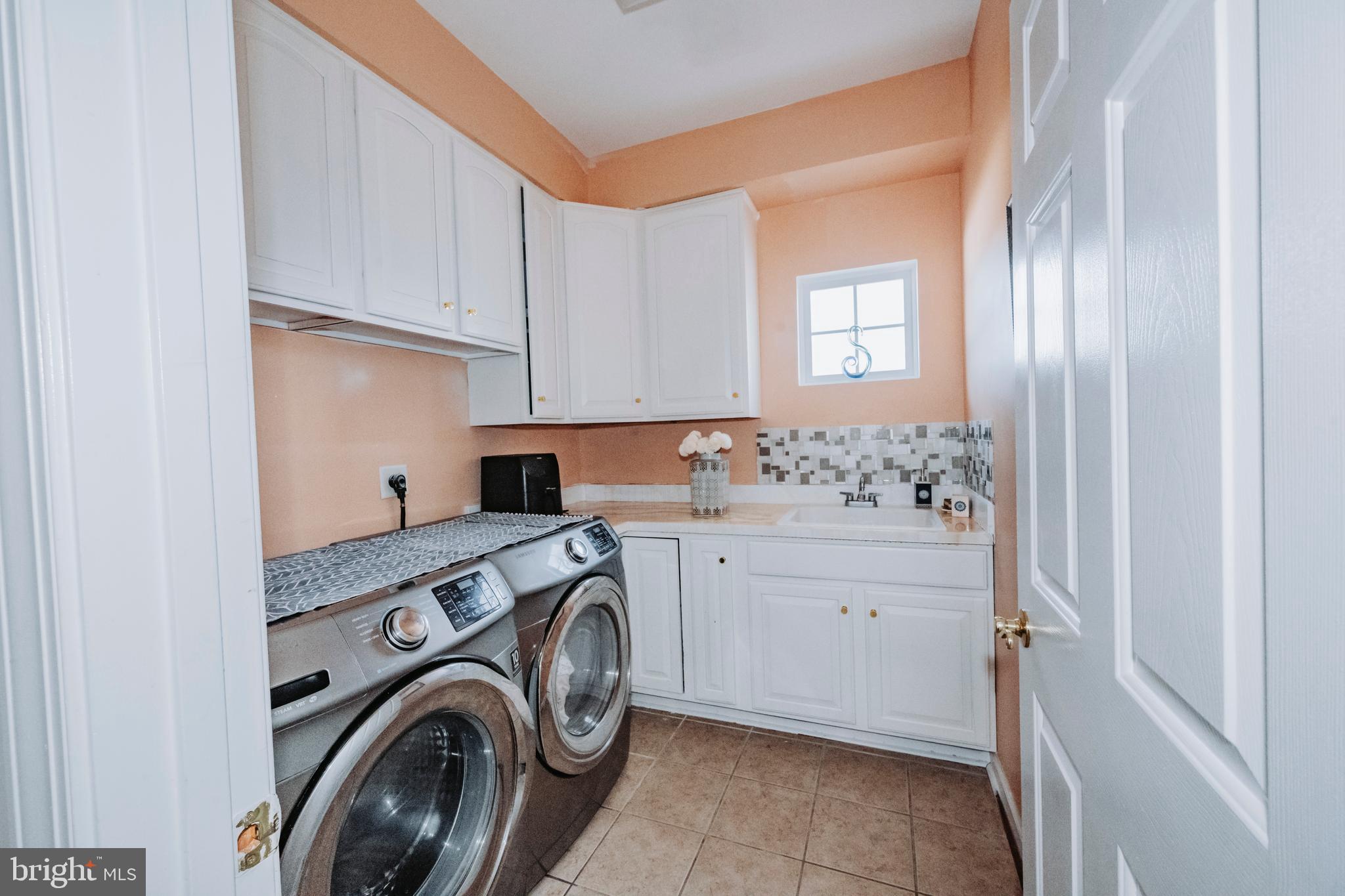 PARADISE MANOR - Residential